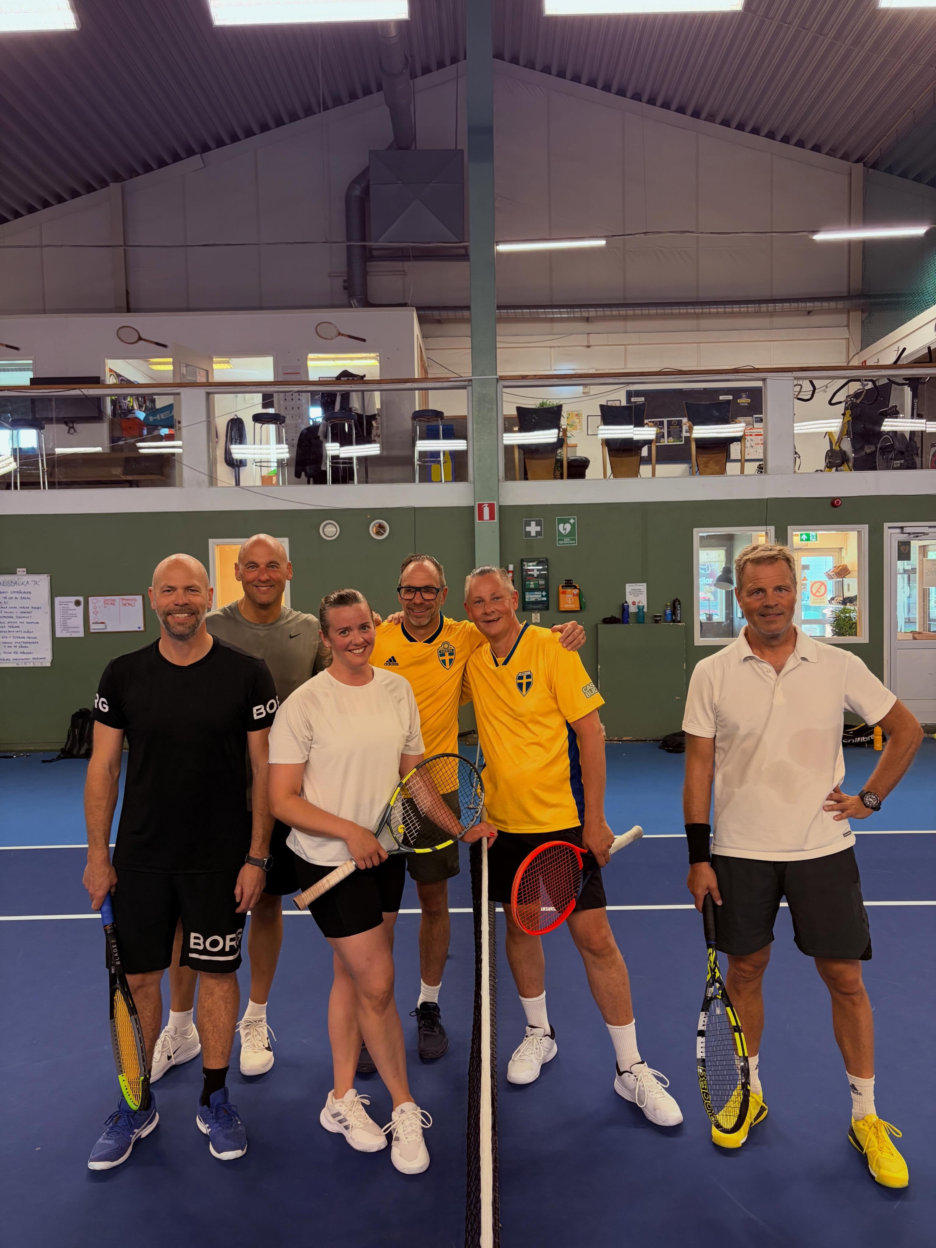 Idag rundade vi av med en sista aktivitet med vårt affärsnätverk. Tennis och god lunch från vår partner @ilovepizzase 🎾🤩🍕
Ha en underbar sommar och tack för ert stöd! 🤝 ☀️
Nya tag i höst igen! 💪