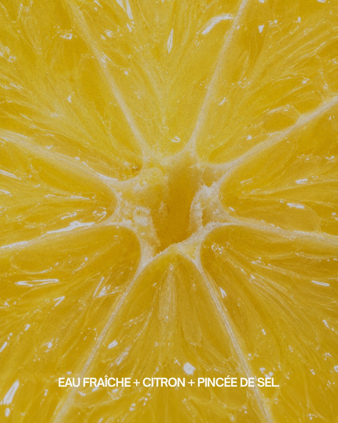 BOOSTEZ L’ÉCLAT DE VOTRE PEAU DE L’INTÉRIEUR💧🍋
L’été, la chaleur, le soleil et la transpiration peuvent mettre votre peau à rude épreuve.
De l’intérieur :
eau fraîche + citron + une pincée de sel marin non raffiné pour soutenir l’hydratation et l’équilibre des électrolytes.
De l’extérieur :
des soins frais, naturels et riches en actifs végétaux et ANTIOXYDANTS pour nourrir et protéger votre peau.
Chez Maison Luce, on croit à une beauté globale : prendre soin de sa peau commence par de bonnes habitudes, à l’intérieur comme à l’extérieur. ☀️