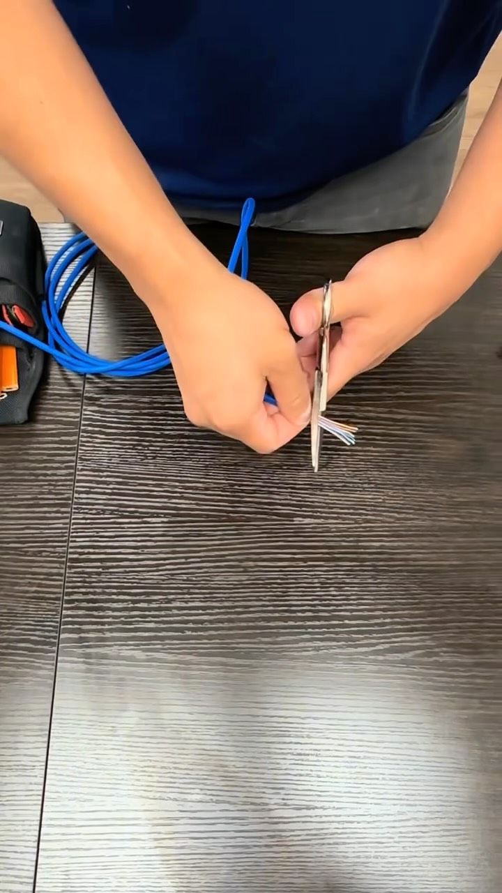 Ever wondered how an ethernet cable gets terminated? Here’s a quick look at the pass through method from start to finish 🔌👷🏻
#RJ45 #networkcabling #structuredcabling #lowvoltage