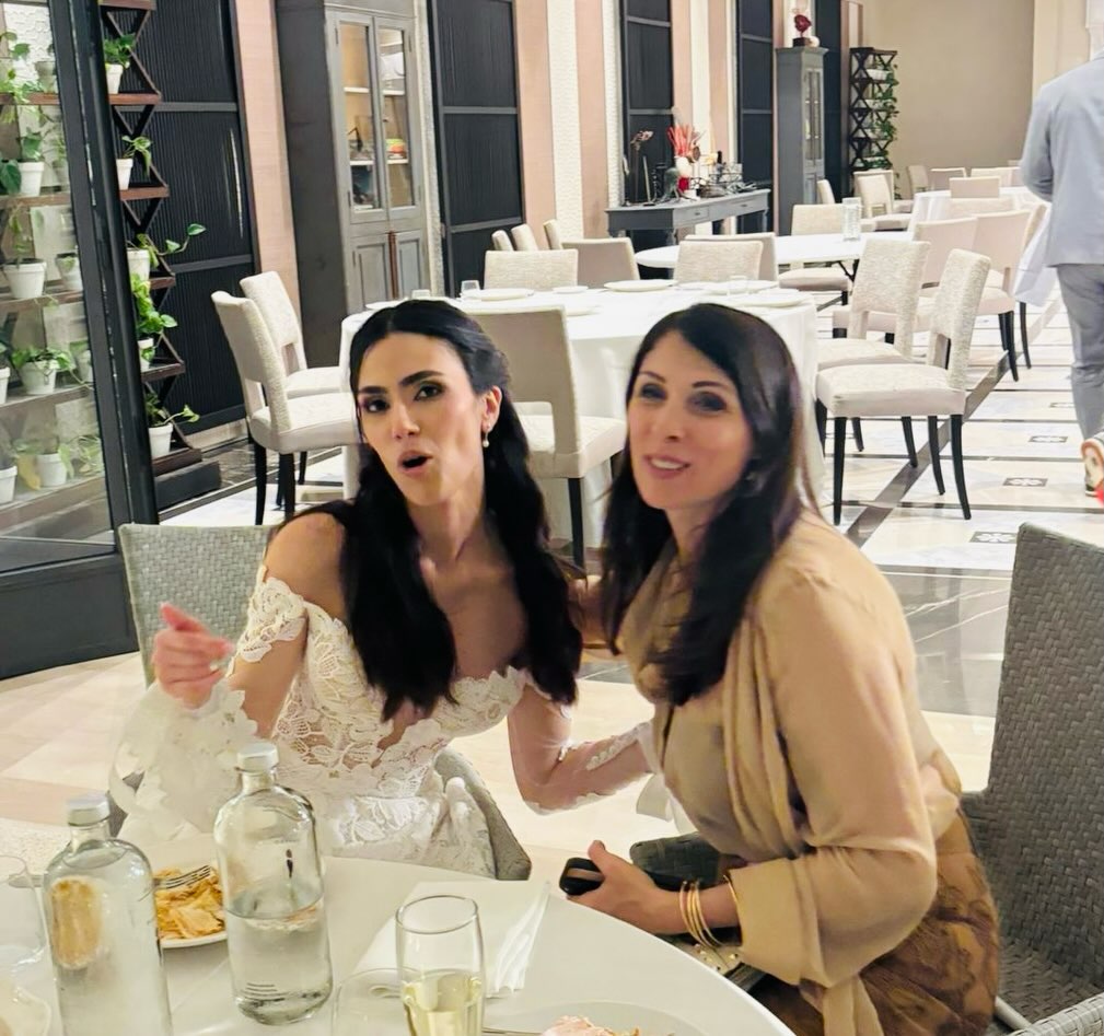 Ci sono momenti che non finiscono con il taglio della torta o con l’ultimo ballo.
A fine matrimonio, quando tutto si placa, ci concediamo qualche minuto solo per noi. Ci sediamo, ci guardiamo negli occhi e la sposa mi racconta le emozioni vissute durante la giornata: la gioia, l’emozione, i dettagli che l’hanno fatta sorridere e quelli che custodirà per sempre nel cuore.
È uno dei momenti che amo di più del mio lavoro. Perché è lì che capisco davvero di aver trasformato un sogno in un ricordo indimenticabile.
Grazie per avermi affidato uno dei giorni più importanti della tua vita. 🤍 @tenderplum
#weddingplanner #matrimonio #weddingday #spose #destinationwedding
