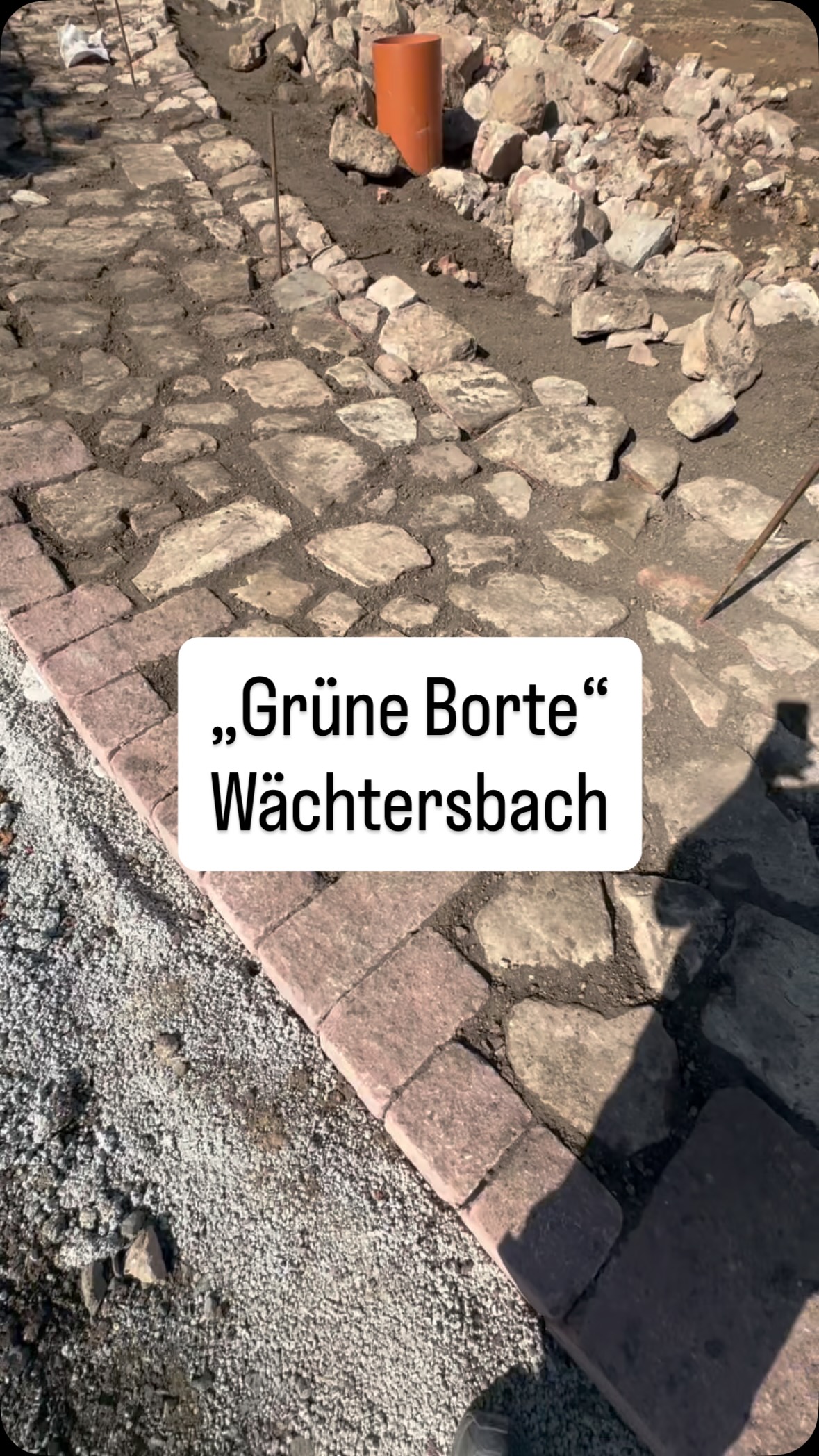 Wir dürfen getrommeltes Pflaster in verschieden Größen nach Wächtersbach liefern! Hier wird rund um das Schloss sowohl unser Material als auch Altbestand neu verlegt. Bald wird der Streifen auch seinem Namen gerecht😬#mainsandstein #naturstein #wächtersbach
