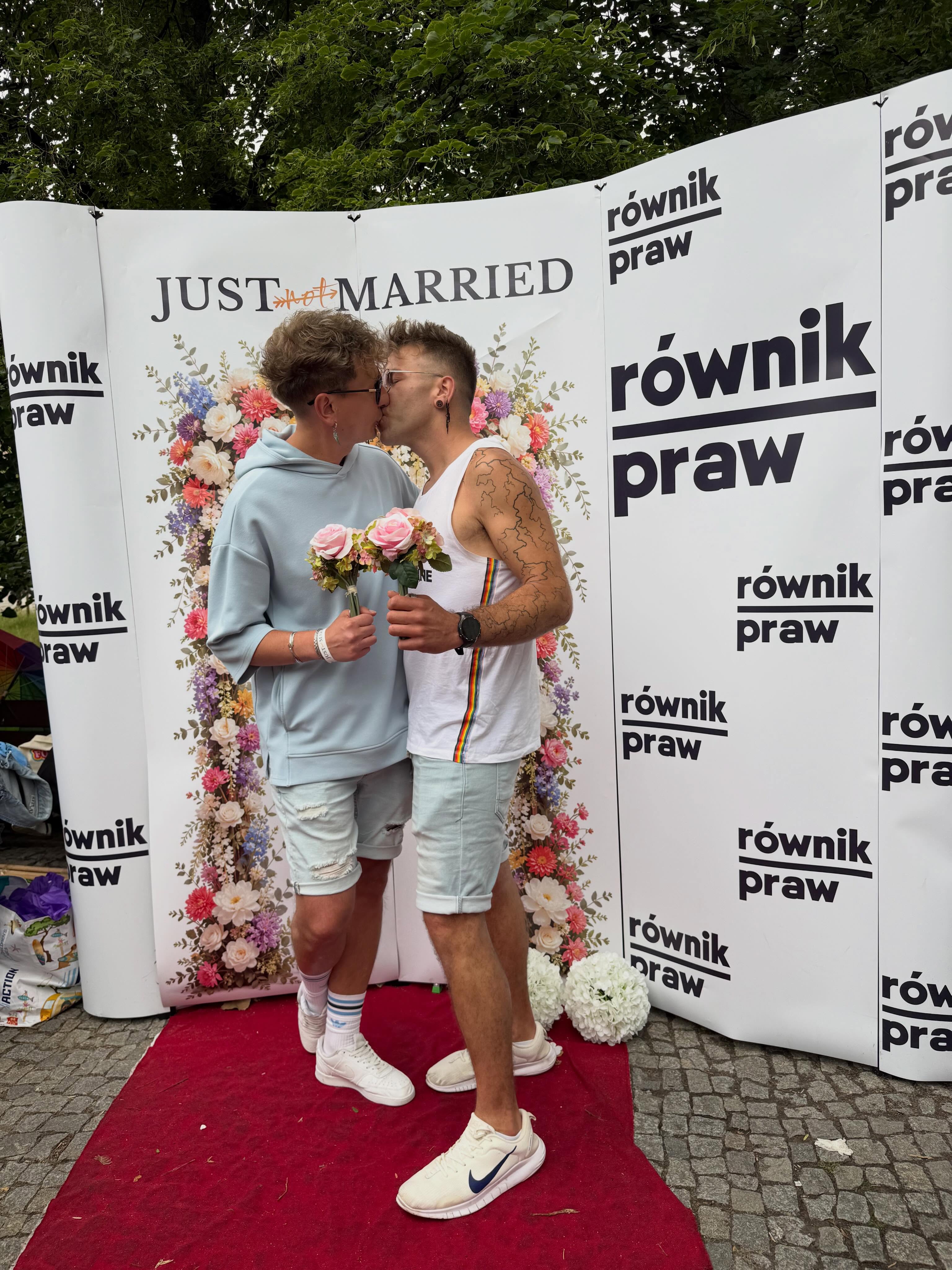 🌈 Warszawę zalała miłość! Ponad 50 tęczowych ślubów podczas Parady Równości @paradarownosci_warsawpride . 💍
Podczas 25. Parady Równości powiedzieliśmy symboliczne „TAK” ponad 50 razy.
Na platformie fundacji pod hasłem “Just NOT married” oraz w Miasteczku Równości odbywały się symboliczne śluby humanistyczne, podczas których zakochane pary odbierały pamiątkowe Akty Małżeństwa Humanistycznego.
To były dziesiątki historii o miłości, odwadze i nadziei. Historii osób, które – mimo że w Polsce wciąż nie mogą zawrzeć małżeństwa na równych zasadach – chciały publicznie powiedzieć sobie: jesteśmy rodziną i jesteśmy z siebie dumni.
Ceremonii udzielały:
🌈 Marta Wiśniewska @marta.mandaryna
🌈 Joanna Senyszyn @senyszynjoanna
🌈 Majka Jeżowska @majka_jezowska_
🌈 Zespół @marrymore_pl : @kate.kuca @ola_petrus @anthony_jupiter
Dziękujemy wszystkim parom za zaufanie, a każdej osobie, która odwiedziła nasze stanowisko – za obecność, rozmowy i wspólne tworzenie tej niezwykłej atmosfery.
Realizacja ceremonii była możliwa dzięki wsparciu Marymore.
Miłość zawsze znajdzie swoją drogę. ❤️
#ParadaRówności #RównośćMałżeńska #MiłośćToMiłość #FundacjaRównikPraw #ŚlubyHumanistyczne LoveIsLove