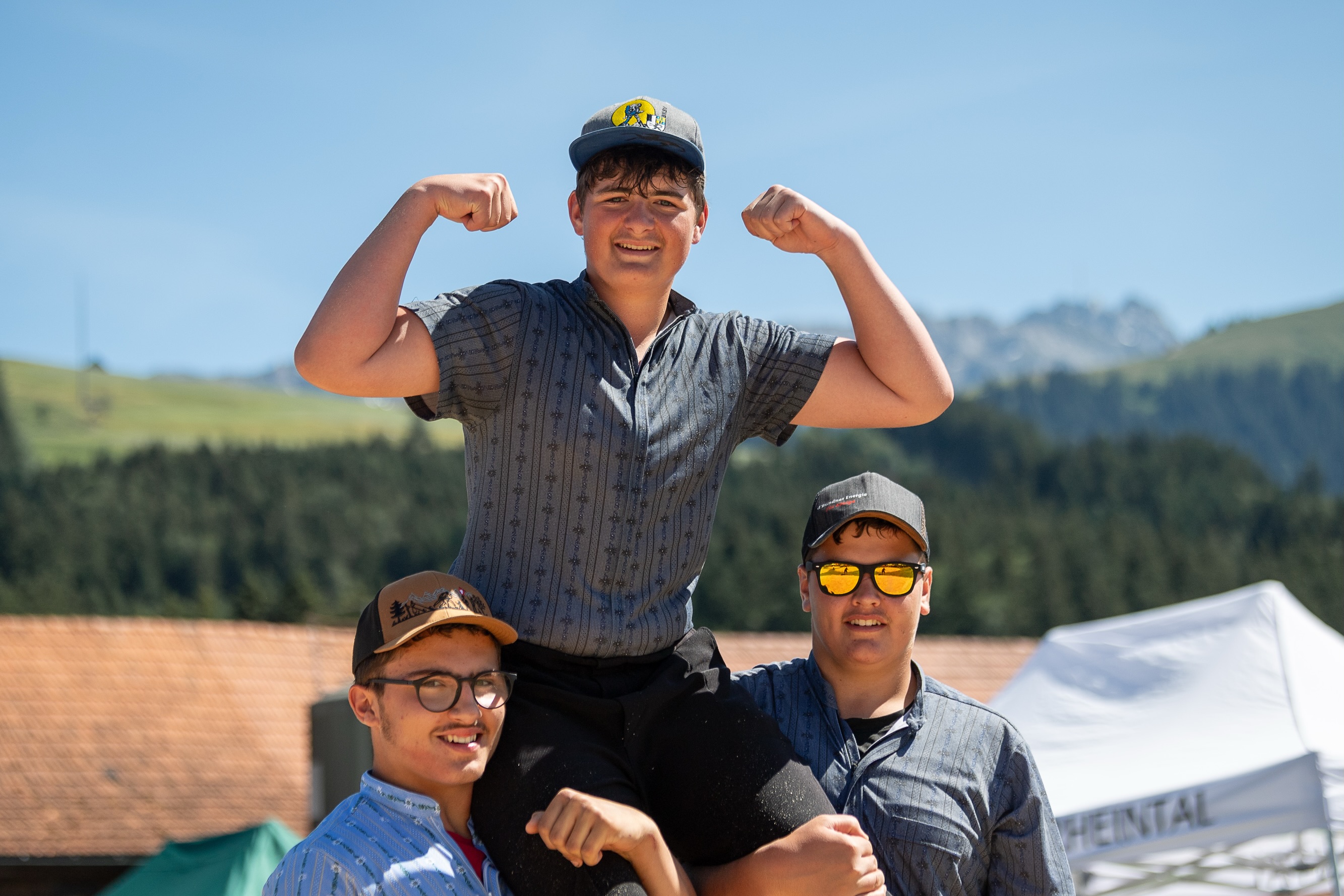 Festsieg für Simon Wolf, 31 Zweige!
Der Bündner Nachwuchs zeigte heute beim Appenzeller Kantonalfest erneut sein ganzes Können. Simon Wolf aus St. Antönien gewann alle sechs Gänge und dufte sich als Festsieger der Jahrgänge 2011/12 ausrufen lassen. Sein Prättigauer Klubkollege Res Weber (2017/18) sowie der Muttner Simon Moser (2015/16) bestritten ebenfalls den Schlussgang, total bringt das Bündner Team stolze 31 Zweige nach Hause. Herzliche Gratulation allen, ihr macht das toll! Bericht und Rangliste folgt bald auf hosalupf-Website.
📸: Lorenz Reifler
#Schwingen #Tradition #Graubünden #Gonten #Appenzell
@gkb.ch @repowerschweiz @cofox_ag