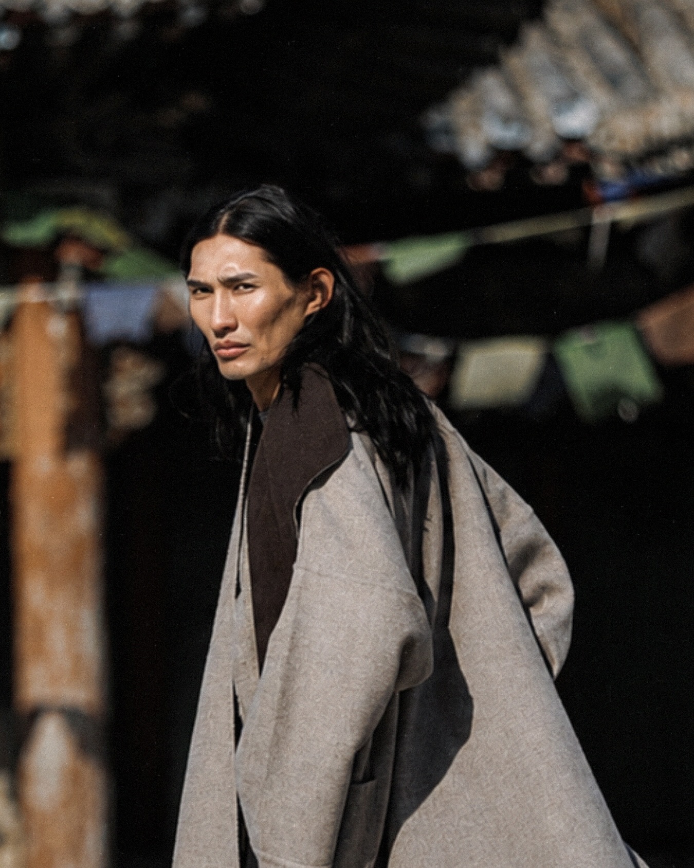 Le vent dessine la silhouette.
La matière suit le mouvement.
Dans le silence de l’hiver mongol, nos fibres de yak révèlent leur profondeur naturelle : un greige+brun, dense, doux, vivant.
Une élégance sans démonstration.
Une présence qui reste.
avec : @tbayrt
#TergelYakshmere #QuietLuxury #YakWool #Mongolia #naturalfibres
