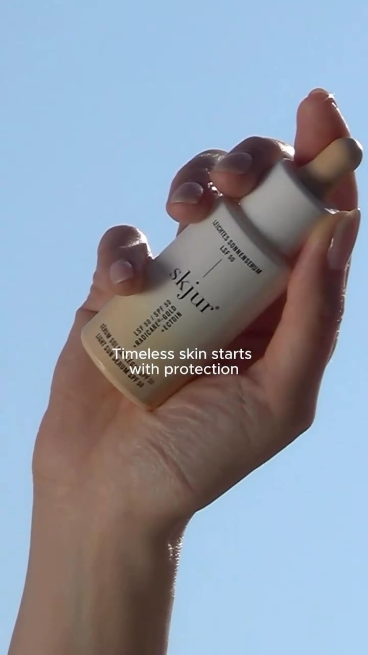 Eine gute Skincare-Routine endet nicht bei Feuchtigkeit. Sie schützt deine Haut jeden Tag.
✨ Reinigen.
✨ Pflegen.
✨ Schützen.
Mehr braucht deine Haut oft gar nicht.
Mit der skjur® Tagespflege mit LSF und dem skjur® Sonnenserum wird täglicher Schutz zum einfachsten Schritt deiner Routine.
Simple. Effective. Everyday.
Entdecke skjur® jetzt im Onlineshop oder in deiner Apotheke.
#skincare #skjur #gesichtspflegeroutine