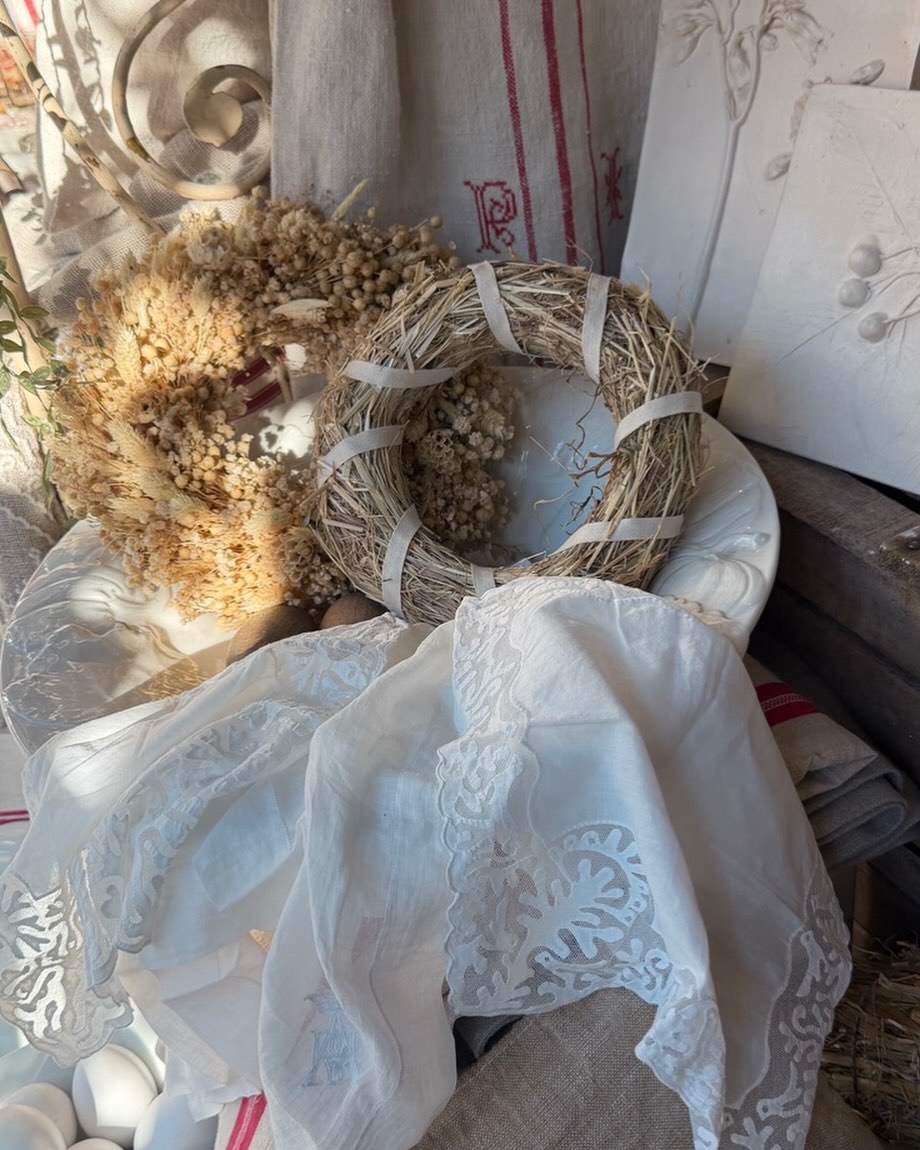 L'estate gentile di un tempo.
Fazzoletti di batista con meravigliose appplicazioni su pizzo e monogrammi araldici ricamati.