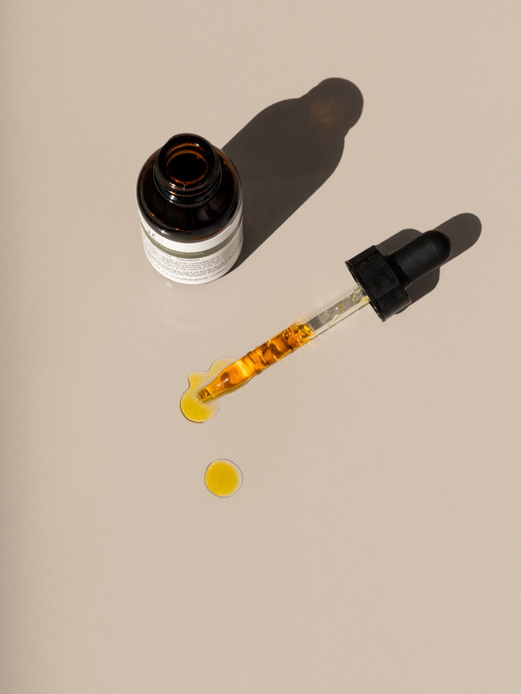 ARGOUSIER L’ÉTÉ 🍊
Le sérum huileux dont tout le monde parle cet été.
Ultra léger, il pénètre rapidement sans fini gras.
Riche en argousier, il aide à raviver l’éclat du teint et à atténuer les taches pigmentaires.
Un glow naturel et une peau lumineuse, sans compromis.
Écrivez-nous pour réserver le vôtre!