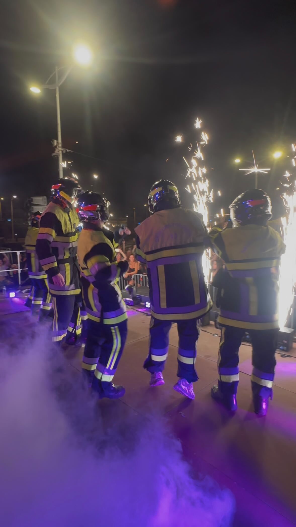 Retour en images sur une soirée exceptionnelle au Bal des Pompiers de Sausset-les-Pins !
Jets de scène, canons CO₂, fumées colorées… Une ambiance spectaculaire pour accompagner chaque moment fort de la soirée.
Merci aux organisateurs pour leur confiance, ainsi qu’à @nature_en_resine pour cette magnifique vidéo qui met parfaitement en valeur l’événement.
Vous aussi, offrez un effet “waouh” à votre événement avec des prestations entièrement personnalisables.
#PoudredEclatEvents #BalDesPompiers #SaussetLesPins #Evenementiel #CO2