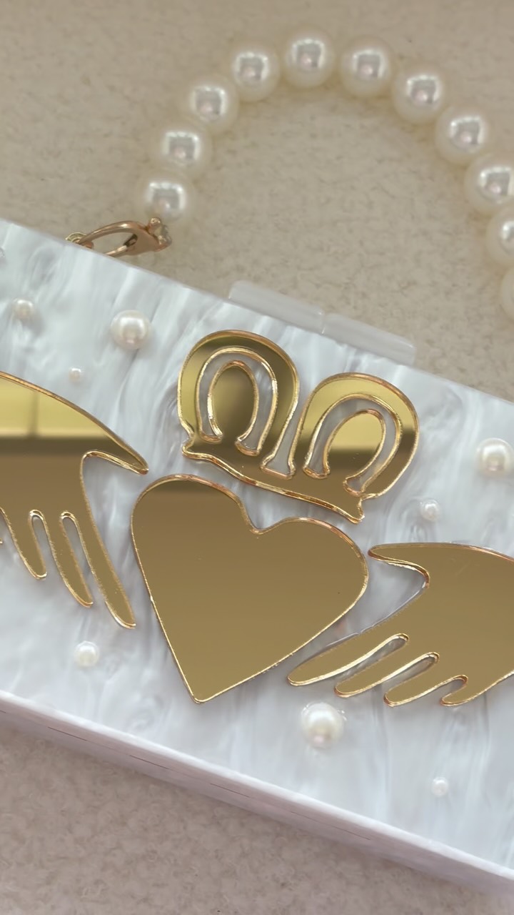 Stop scrolling… would YOU carry this? 👀💛
This personalised mirror gold Claddagh bag is the perfect keepsake or gift with a personal touch ✨