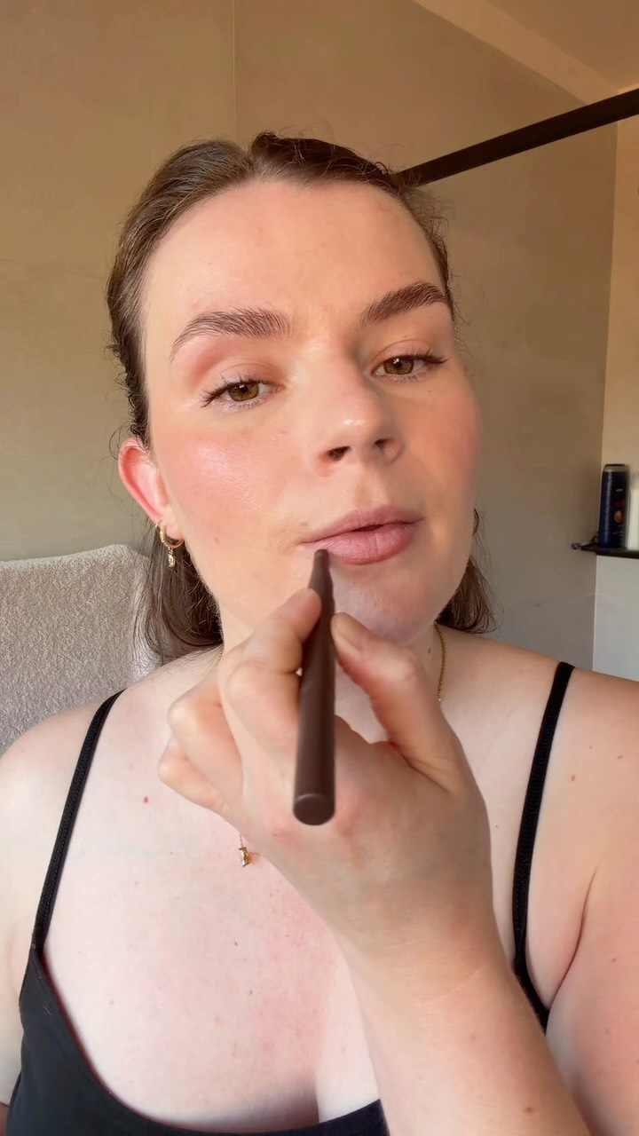 Early morning grwm as a bridal makeup artist. Getting myself ready before getting my bride ready 🤍
@rhode skin glazing milk
@ultravioletteau fave fluid spf
@chanel.beauty water fresh tint
@narsissist soft matte complete concealer
@nudestix blush
@charlottetilbury airbrush flawless finish powder
@elfcosmetics brow lift
@mcobeauty_eu xtend lash
@taniellejai stayliner
•
•
•
•
•
•
•
#grwm #bridalmakeupartist #makeupartistbts #makeupartistbelgium #quickmakeuproutine