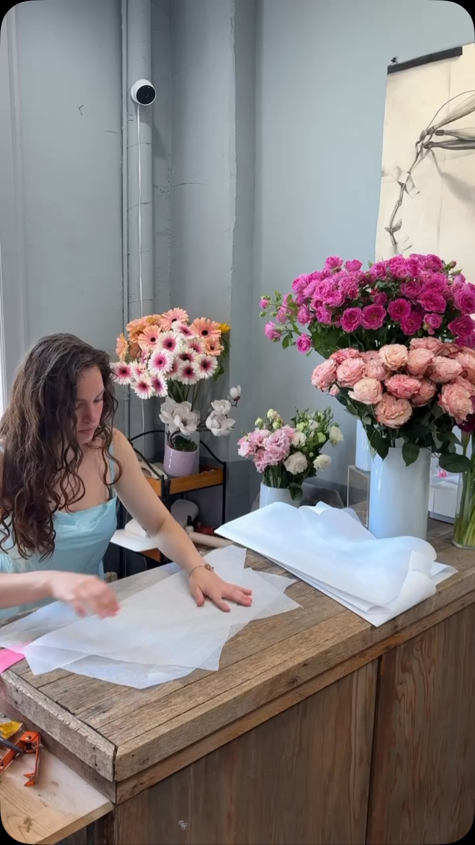 The perfect wrap turns flowers into a gift.#flowers #luxuryflowers #luxuryflorist