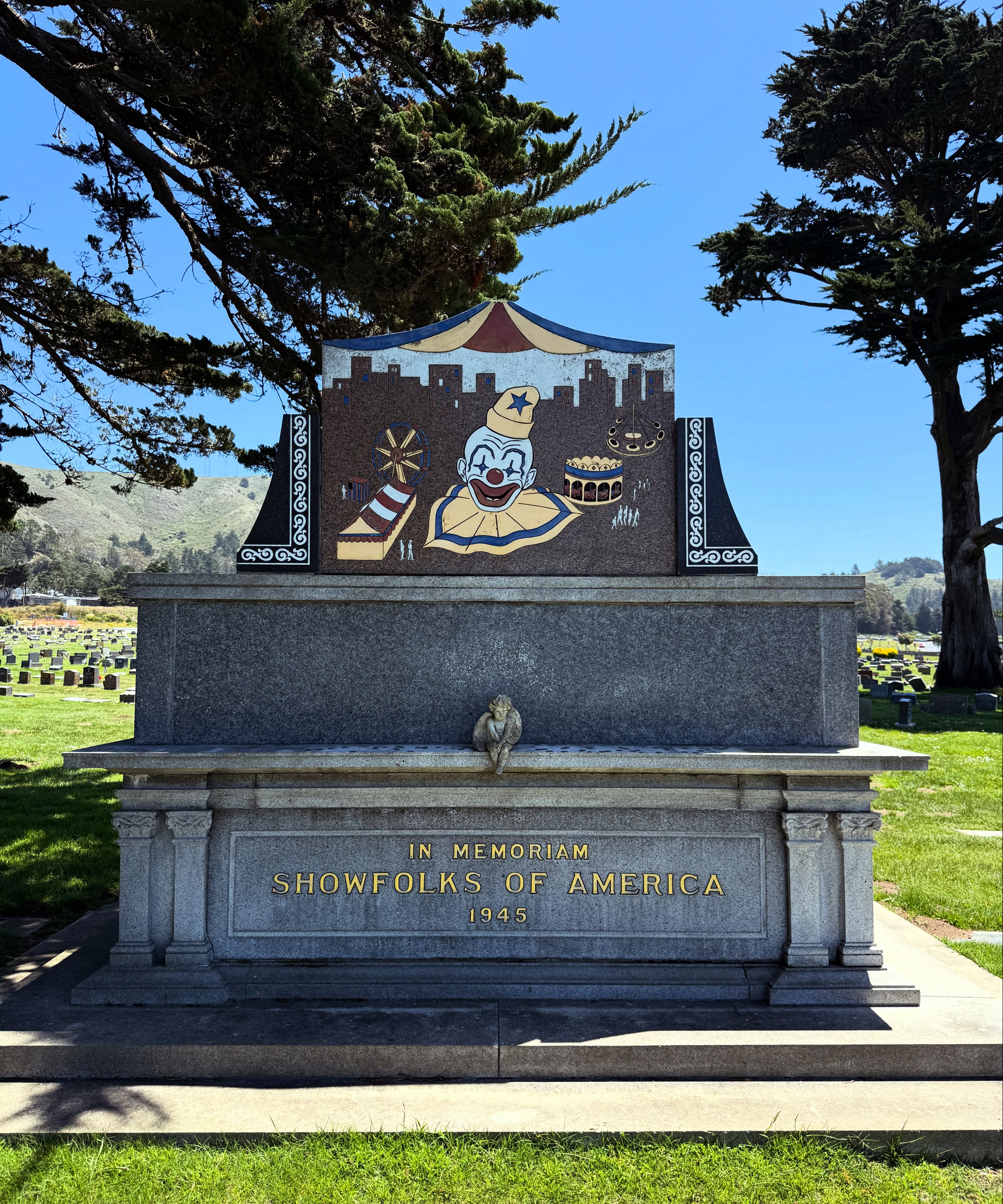 A “Showmen’s Rest” in Colma, California (Olivet), where circus and carnival performers are laid to rest. These showfolks were a tight-knit community who performed together, lived together, travelled together, and were even laid to rest together.
🎪🪦
.
#circus #sideshow #cemetery #graves