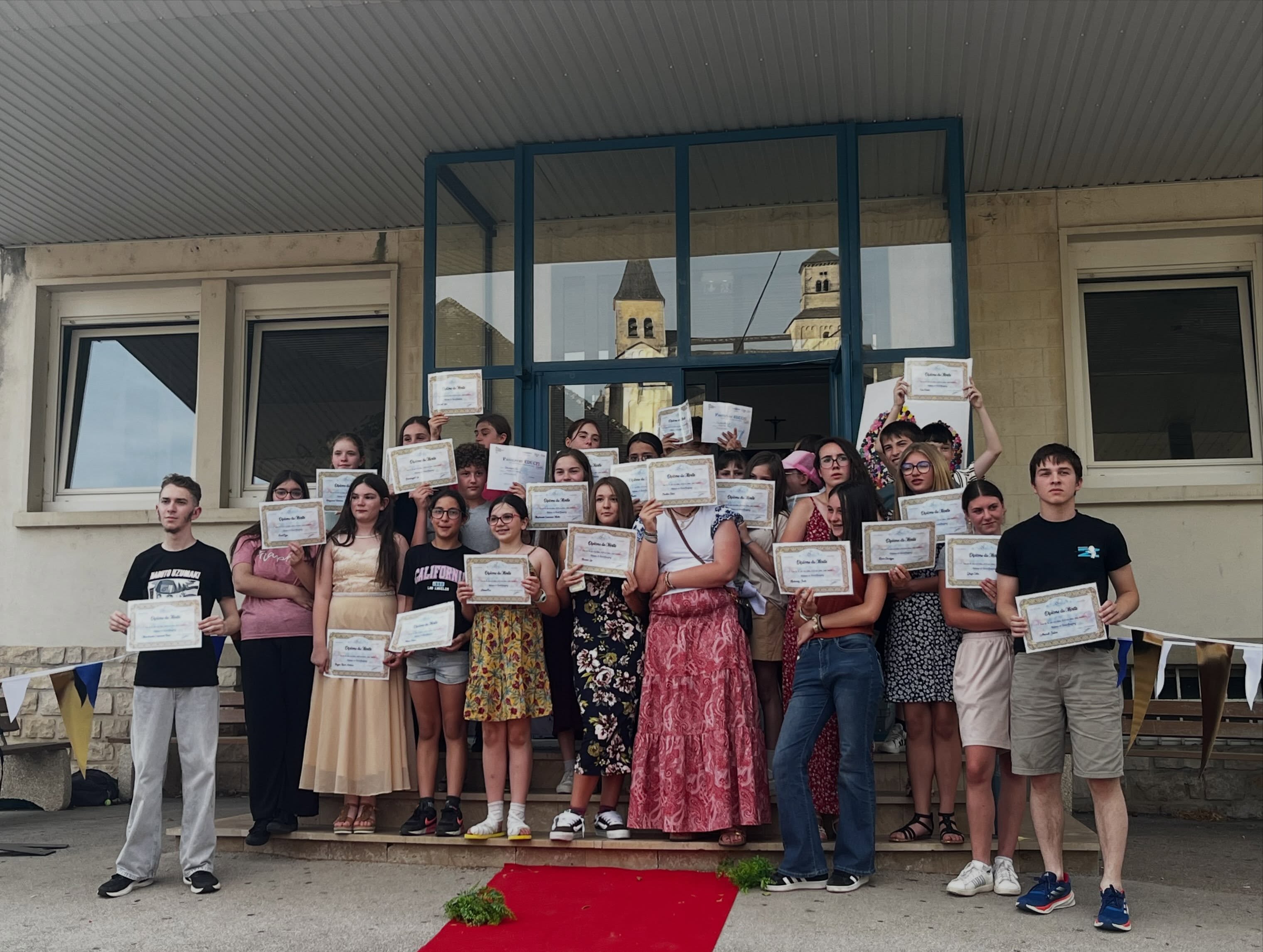 🎓 Une soirée placée sous le signe de la réussite !
Mardi soir, notre établissement a célébré les élèves mis à l’honneur lors de la cérémonie de remise des diplômes du mérite de l’année scolaire 2025-2026.
La soirée a débuté en musique grâce à un concert de la chorale du collège, qui a offert au public un moment de convivialité avant le début de la cérémonie. Un grand bravo à nos jeunes choristes !
Puis est venu le temps de récompenser nos lauréats. Sous les applaudissements de leurs familles, de leurs enseignants et des personnels de l’établissement, les élèves ont été félicités pour leur investissement, leur sérieux et leur persévérance tout au long de l’année.
Recevoir un diplôme du mérite, c’est bien plus qu’une récompense : c’est la reconnaissance d’un travail régulier, d’efforts constants et d’une volonté de toujours donner le meilleur de soi-même.
La cérémonie a également été l’occasion de remettre aux élèves de 4ᵉ leur certification EDUCFI, obtenue avec 100 % de réussite. Ce passeport, développé par la Banque de France en partenariat avec le ministère de l’Éducation nationale, permet aux élèves d’acquérir les bases de l’éducation financière : gestion d’un budget, moyens de paiement, épargne, crédit et prévention des arnaques.
Cette soirée a une nouvelle fois montré que la réussite est le fruit d’un engagement collectif :
des élèves motivés et persévérants,
des familles présentes et encourageantes,
des équipes éducatives investies qui accompagnent chaque jeune vers le meilleur de lui-même.
La cérémonie s’est ensuite poursuivie autour d’un verre de l’amitié, dans une ambiance chaleureuse, permettant à chacun de partager la joie de ces réussites.
Félicitations à tous nos diplômés ! Nous leur souhaitons de poursuivre leur parcours avec la même motivation, la même curiosité et la même envie de réussir. #diplôme #chatillonsurseine #education #réussite #enseignementcatholique