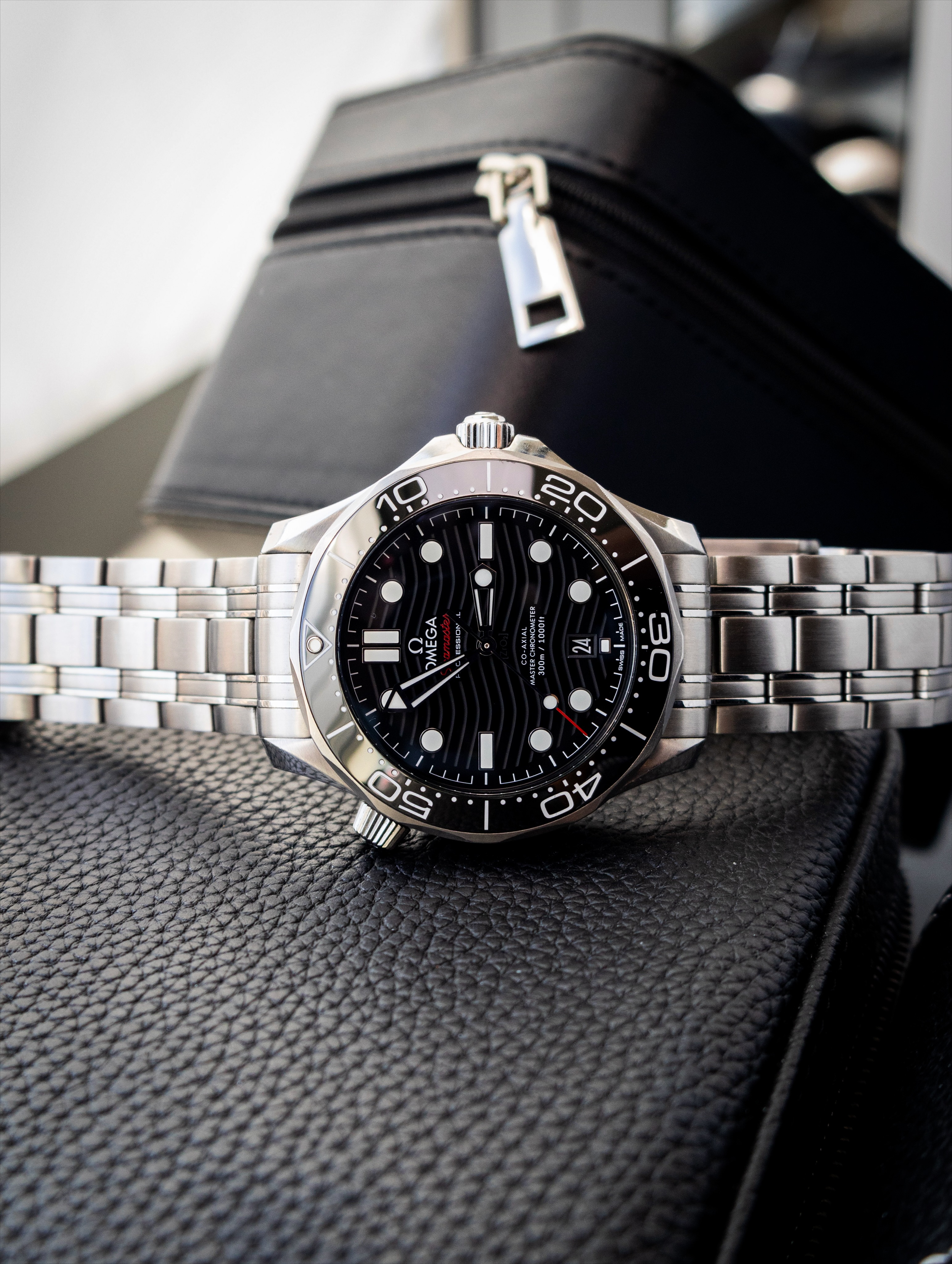 Not everyone in the group chat has a Speedmaster. Some of us have a Seamaster, a soft spot for wave dials, and zero shame about crashing the #speedytuesday party.
This one’s been quietly earning its stripes for decades and is even the choice for James Bond — Master Chronometer certified, ceramic bezel, and that red seconds hand that somehow makes the monotone dial feel alive. It doesn’t need a tachymeter to prove it belongs on your wrist on any given Tuesday.
So consider this the unofficial start of #seamastertuesday 🏁
⌚️: @omega Seamaster Diver 300M
#watchfam #watchenthusiast