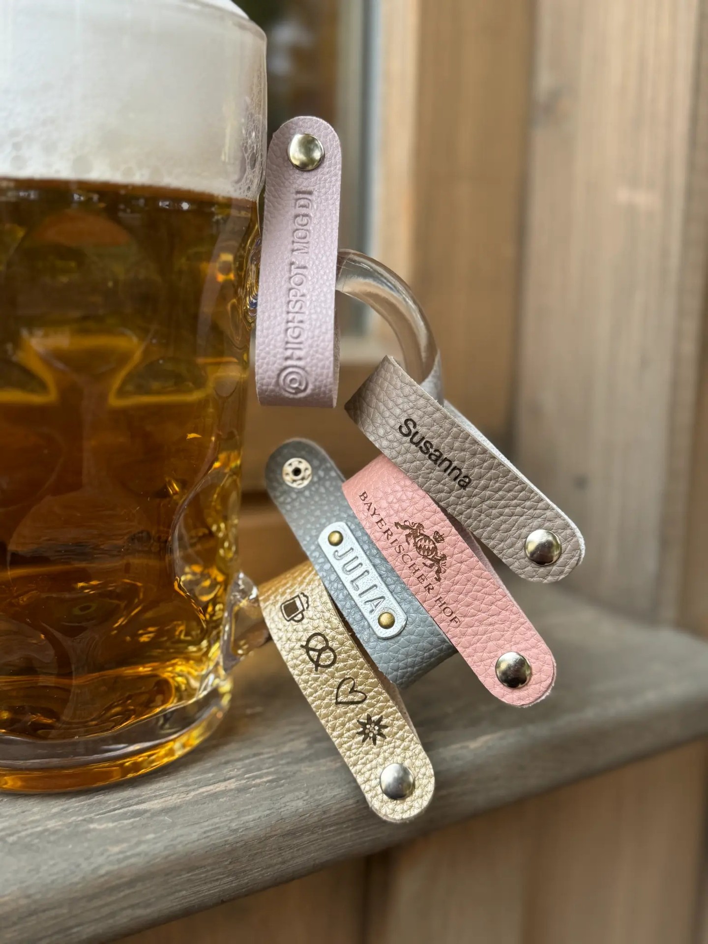 Dein Band. Deine Maß. Dein Unikat! 🥨🍻
Die Volksfest-Saison steht vor der Tür und was darf da nicht fehlen? Genau, dein ganz persönliches Maßkrugband!
Nie wieder die Maß verwechseln und dabei auch noch richtig gut aussehen. Unsere Bänder aus feinem Kunstleder werden individuell für dich gelasert oder geprägt.
Welche Farbe ist dein Favorit für dieses Jahr? Schreib es uns in die Kommentare! 👇
✨ Hol dir jetzt dein Unikat für die nächsten Volksfeste in unserem Onlineshop.
#NessisManufactur #Volksfest #Maßkrugband #Oktoberfest #Trachtenliebe #München #Personalisierung #WiesnOutfit #Handmade