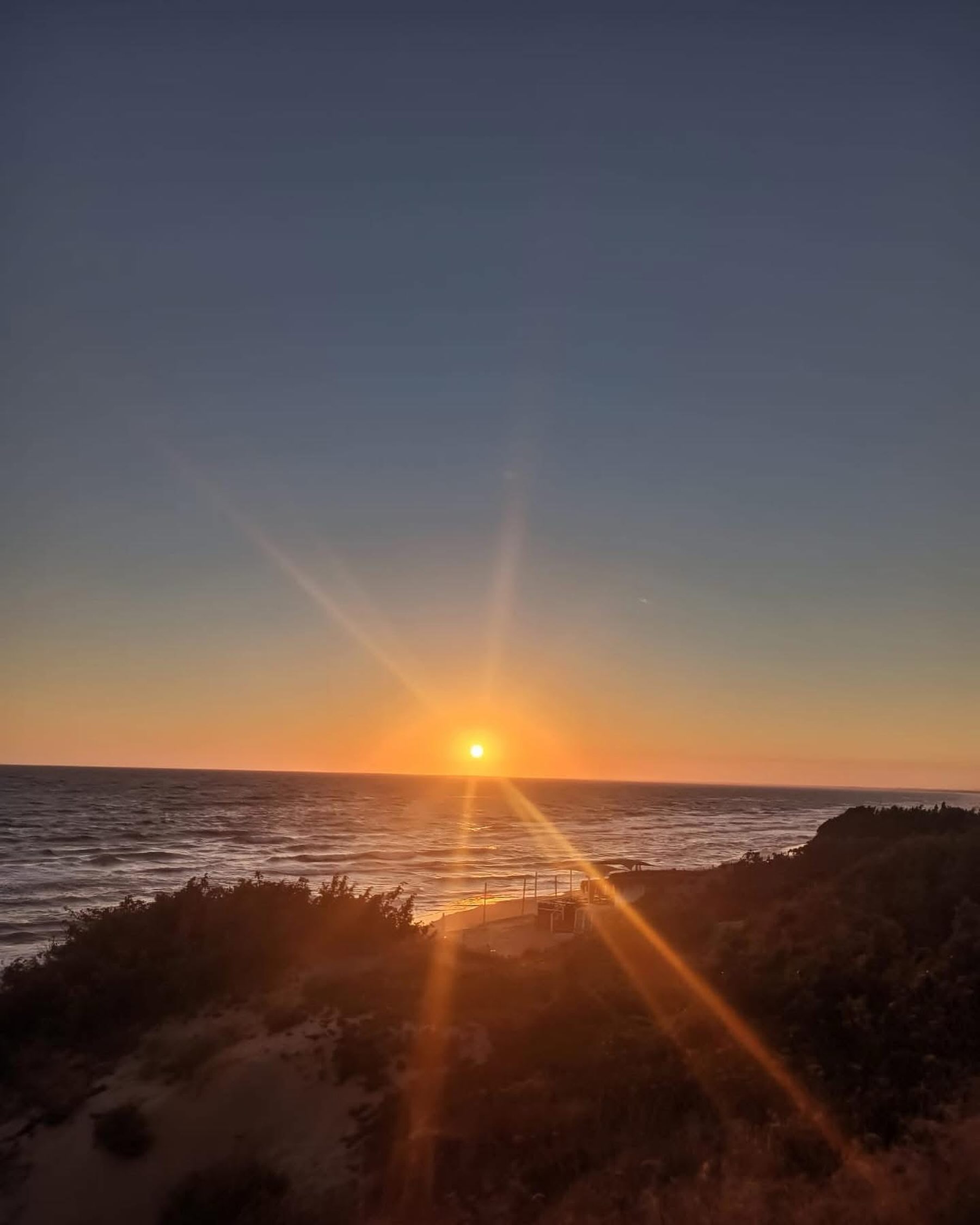 Nel tuo tiepido baglior vengono attirati i miei pensieri.
La tua luce opaca,dolce ed offuscata è una musa per i miei sogni.
Mi lascio da te guidar verso un posto inesplorato,lontano ed impervio che ,nonostante le difficoltà, ricorda la felicità....
“Tiepido baglior” Francesco Crispino Perna