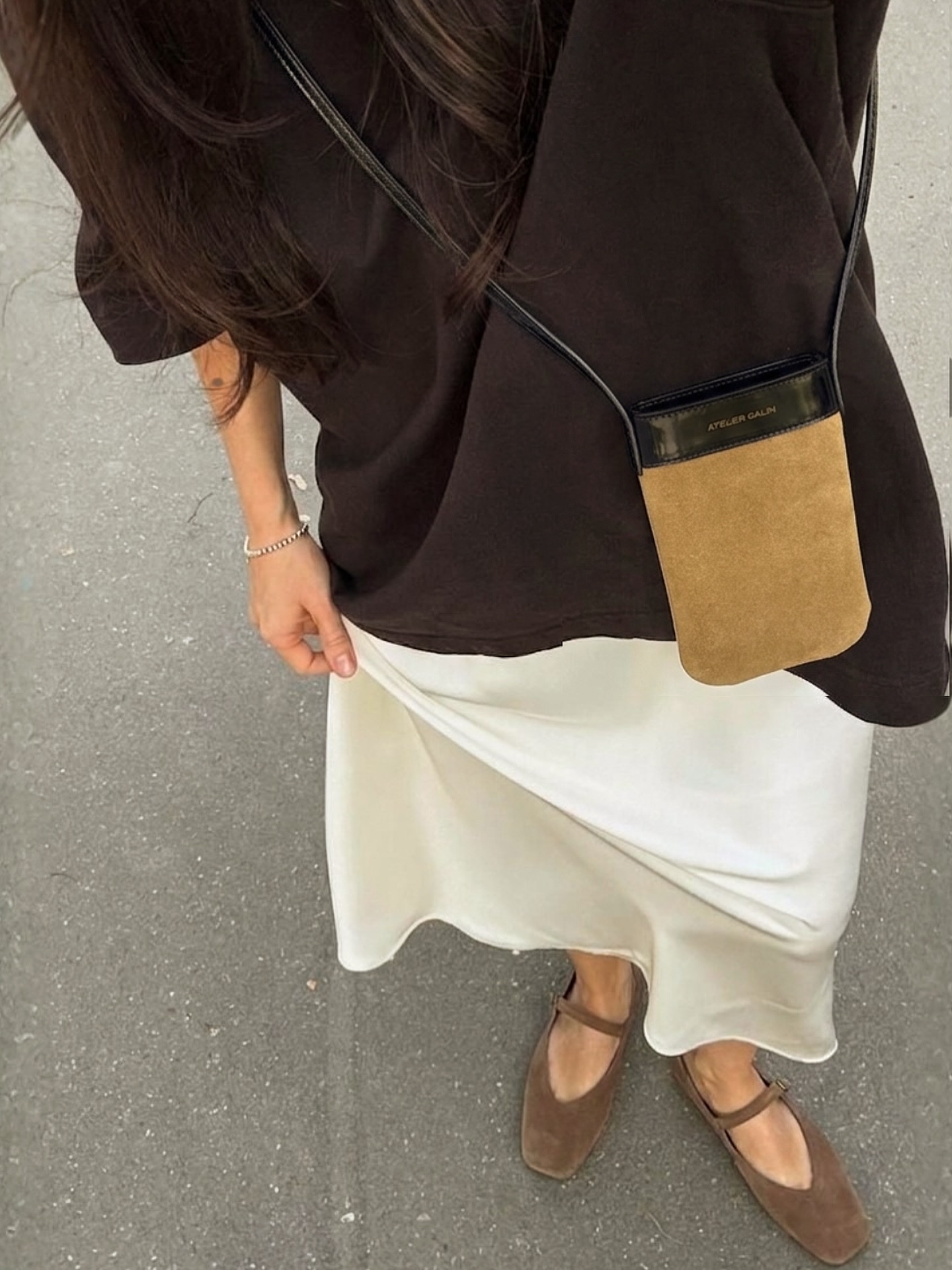 Easy in earth tones with Mila Phone Bag in Tabac.
Shop on ateliergalin.com