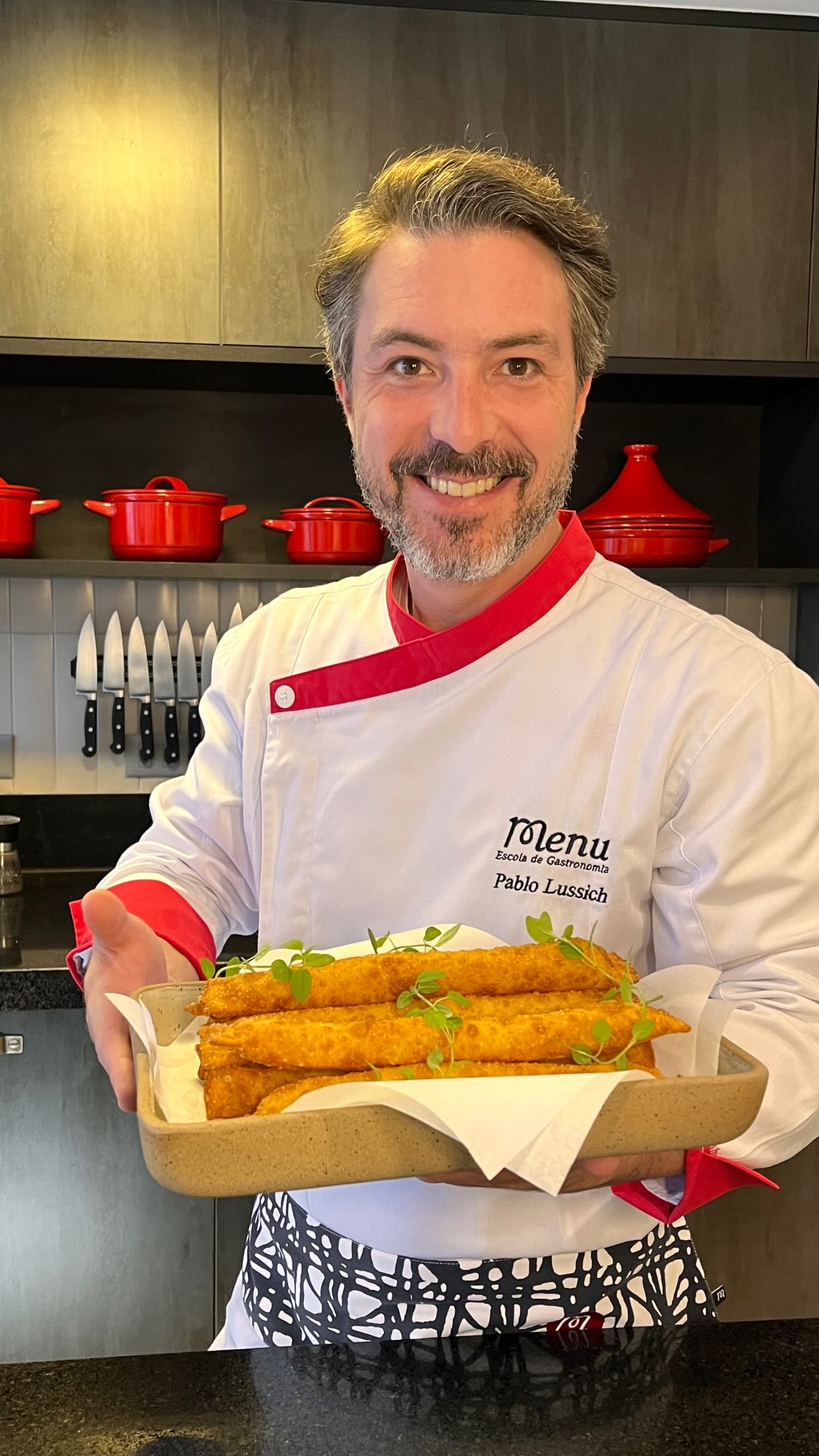 A combinação perfeita de crocância e cremosidade! ✨🧀
O Chef @pablolussich levou o nosso Queijo Gouda @laticiniospj e a massa de pastel @alimentossaogabriel para a cozinha da Menu e o resultado foram esses Palitos Crocantes de Batata, uma opção deliciosa. Anote o que você vai precisar:
📝 Ingredientes:
• 300g de batata (assada e amassada)
• 200g de queijo Gouda PJ
• 200g de massa de pastel São Gabriel
• 80g de cebola (cortada em brunoise)
• 100g de tomate (sem sementes, em brunoise)
Aperte o play para conferir a técnica do Chef e o passo a passo completo. Já salve este vídeo para não perder a receita e encontre os melhores ingredientes na Mais Minas! ♥️