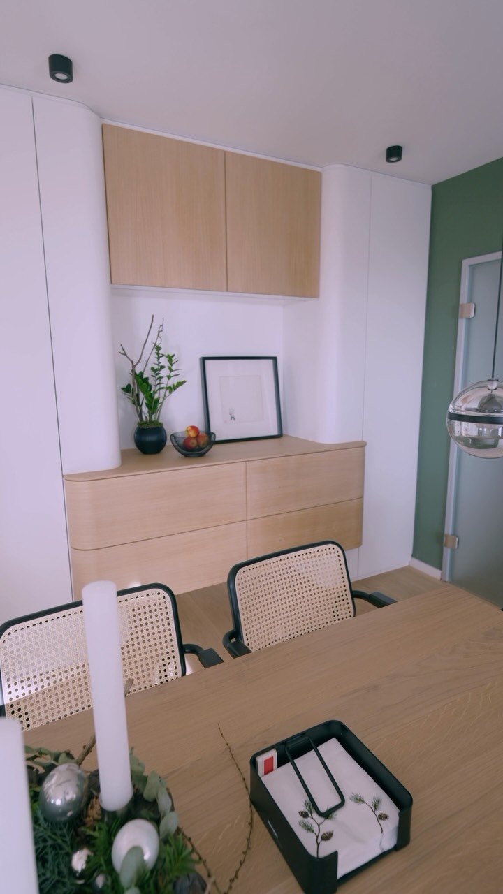 Einfach Next-Level-Design.
Der Mix aus den grünen Akzenten, dem dunklen Stein und dem warmen Holz bringt einen absolut cleanen Vibe in den Raum.
Hier trifft maximale Ästhetik auf absolute Funktionalität – der Weinkühlschrank ist genau da, wo er sein muss, und die Küchenmaschine verschwindet auf Knopfdruck unsichtbar im Schrank.
Jedes Detail zieht den Blick an, und sogar die Katze weiß ganz genau, dass diese Küche auf einem völlig anderen Level spielt.
Wie findest du die Kombination aus den edlen Materialien und den smarten Features? Schreib’s mir in die Kommentare!
the sense of KITCHEN ✨
#thesenseofkitchen #frankfurt #küche #aesthetic