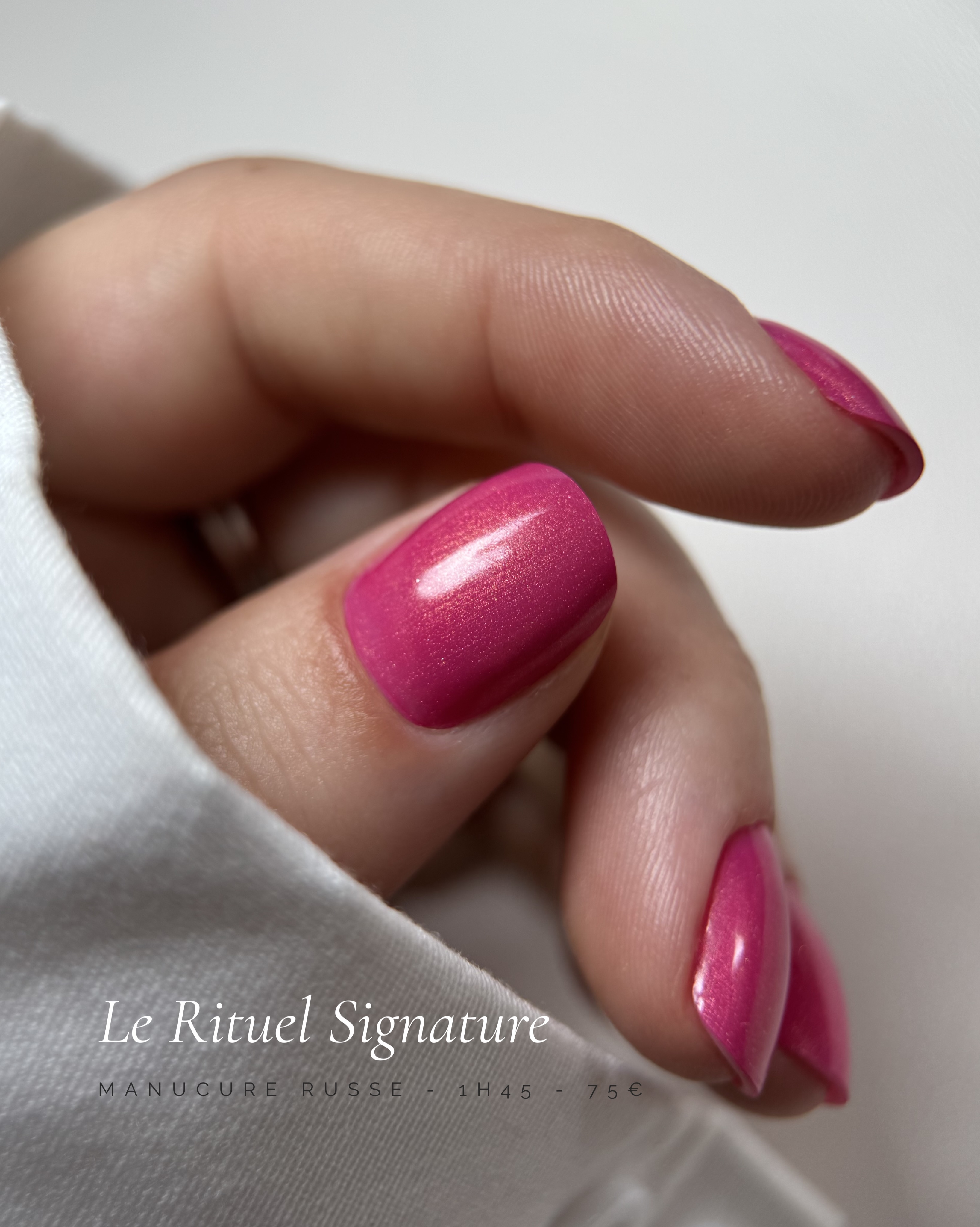Elle est arrivée avec une photo sur son téléphone et une question simple : « Tu penses que c’est possible, sur mes ongles ? »
Elle n’osait plus trop y croire. Trop de fois où le résultat ne ressemblait pas à ce qu’elle avait en tête. Trop de fois où elle repartait déçue, en se disant que CE rose, CETTE finition, ce n’était pas pour elle.
Alors on a pris le temps.
De regarder la forme de ses mains, la teinte qui irait avec sa peau, ce qu’elle voulait vraiment ressentir en se regardant les ongles.
Et quand elle les a vus finis (la lumière qui accroche, la couleur qui claque sans être criarde) elle a juste souri et dit : « C’est exactement ça. »
Tu n’as pas besoin de savoir exactement ce que tu veux en arrivant. Juste l’envie d’un résultat qui te ressemble.
Et si toi aussi tu veux un résultat à la hauteur de tes attentes, écris-moi en DM.
——
Morane - prothésiste ongulaire
Beauté des mains et des pieds
Soin des ongles
Manucures et pédicures à Sancerre