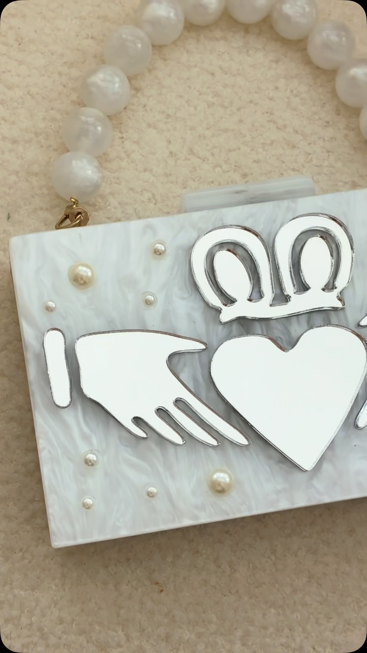 She’s giving effortless elegance with a touch of Irish charm🤍✨
#Claddagh #MarbleAesthetic #HandbagLover #personalisedbag #bridalstyle