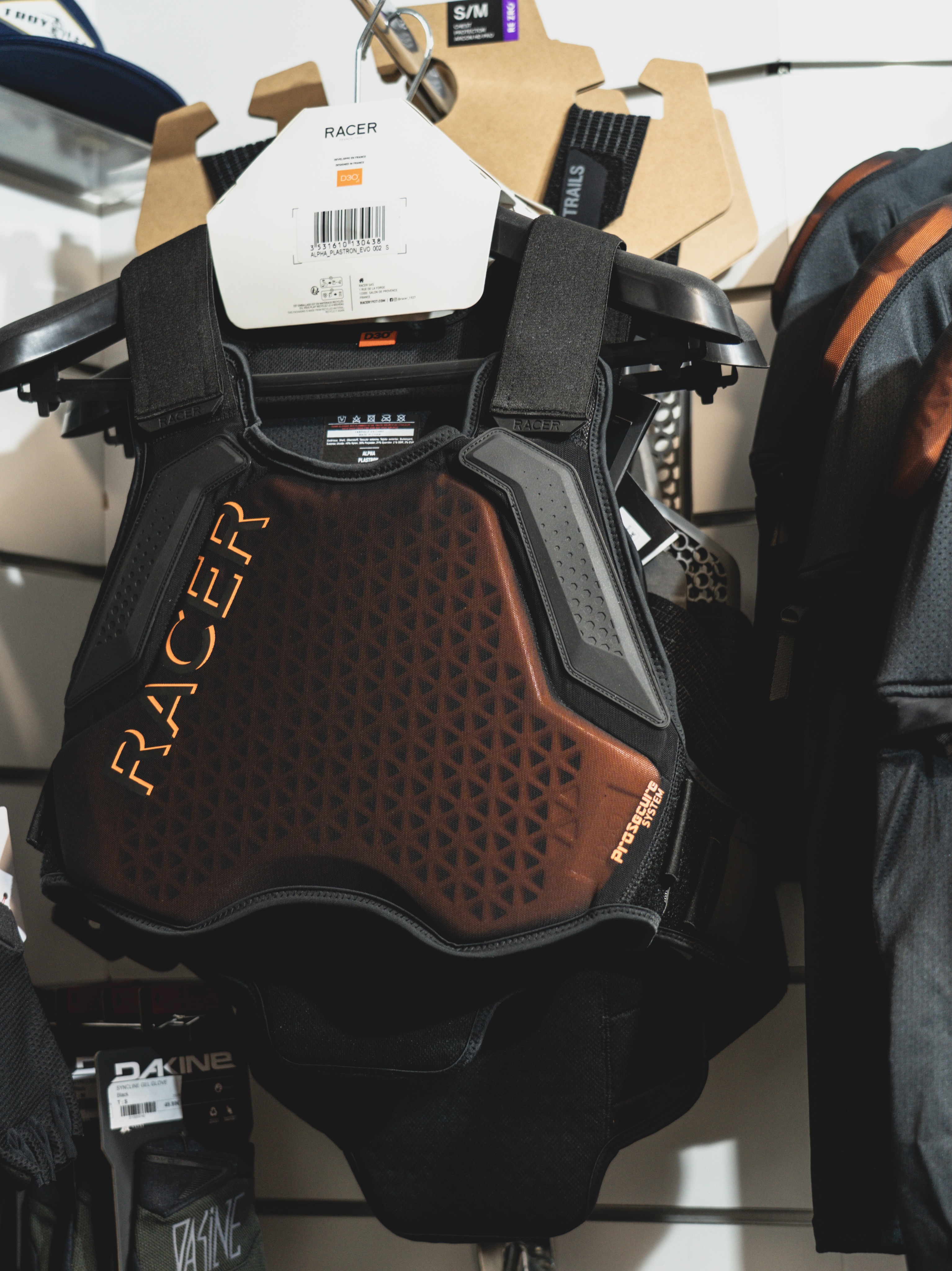 🛡️ Découvrez l’ALPHA PLASTRON EVO !
Pour les riders qui veulent rouler fort sans compromis sur la sécurité.
🔥 Protection dorsale D3O® VIPER AIR nouvelle génération
🔥 Légère, respirante et ultra confortable
🔥 Certifiée CE niveau 1
🔥 Liberté de mouvement maximale pour l’enduro et la descente
🔥 Poche intégrée pour emporter l’essentiel
Pensé pour les longues journées en Bike Park et les descentes les plus engagées, l’ALPHA PLASTRON EVO offre le parfait équilibre entre protection, confort et performance.
Retrouvez également toutes les autres protections @racer_1927 en boutique
📍 Disponible dans nos boutiques Sportrent.
🚵 Venez l’essayer et trouvez la protection adaptée à votre pratique.
#Sportrent #Racer #AlphaPlastronEvo #D3O #BikePark DH Enduro VTT ProtectionVTT SerreChevalier 🛡️🚵♂️🔥