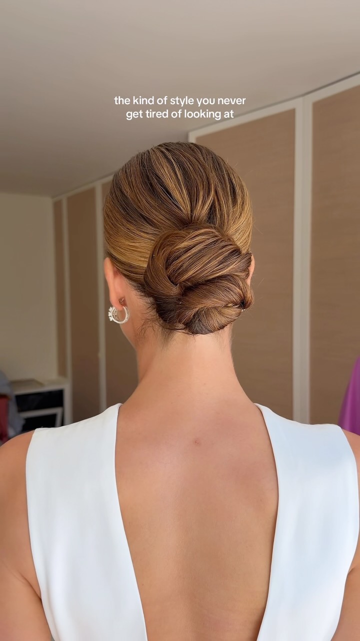You’ll never get tired of this bridal hairstyle imo.
A clean low bun with some movement.
She’s polished and elegant. She feels timeless yet modern at the same time so when you look back at your wedding photo’s in 2 decades you’ll still love this type of look. 🤍
Save this as your bridal hair inspo and let me know if you want a tutorial on this bun ✨
•
•
•
•
•
•
Bridal hair - bridal hair inspo - bridal hairstylist Belgium - modern bridal bun - bridal bun - brunette bridal hair inspo
#bridalhairstyle #bridalhairinspo #bridalbun #bridalhairstylist #bridalhairstylistbelgium