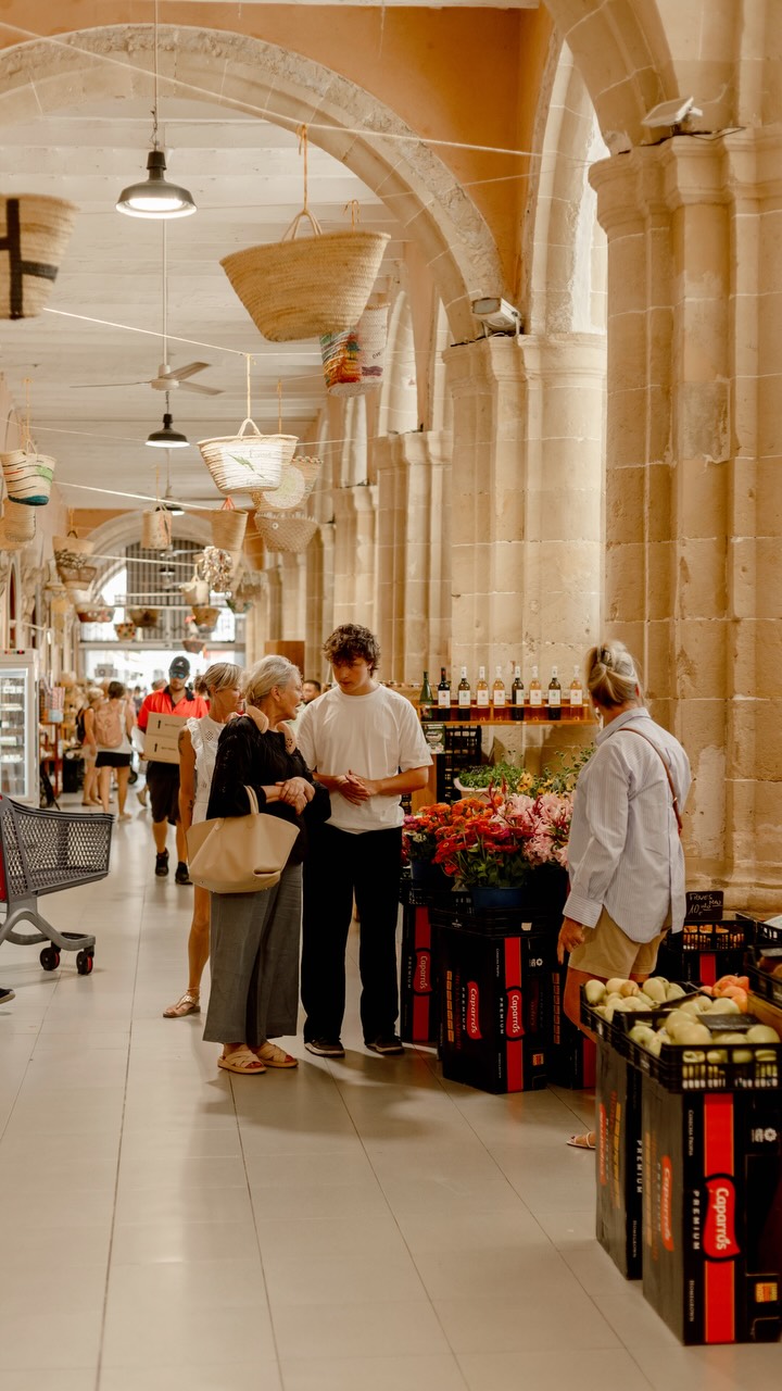 A foodie exploration of Mahón in Menorca
☕️ breakfast at @margaritacoffeebrunch
🍅 paid a visit to the local market
🐟 lunch at Mercado del Pescado
🥮 sweet treat stop with almond frappe and an ensaimada as a souvenir
🍷aperitivo with tinto de verano and a small cortado