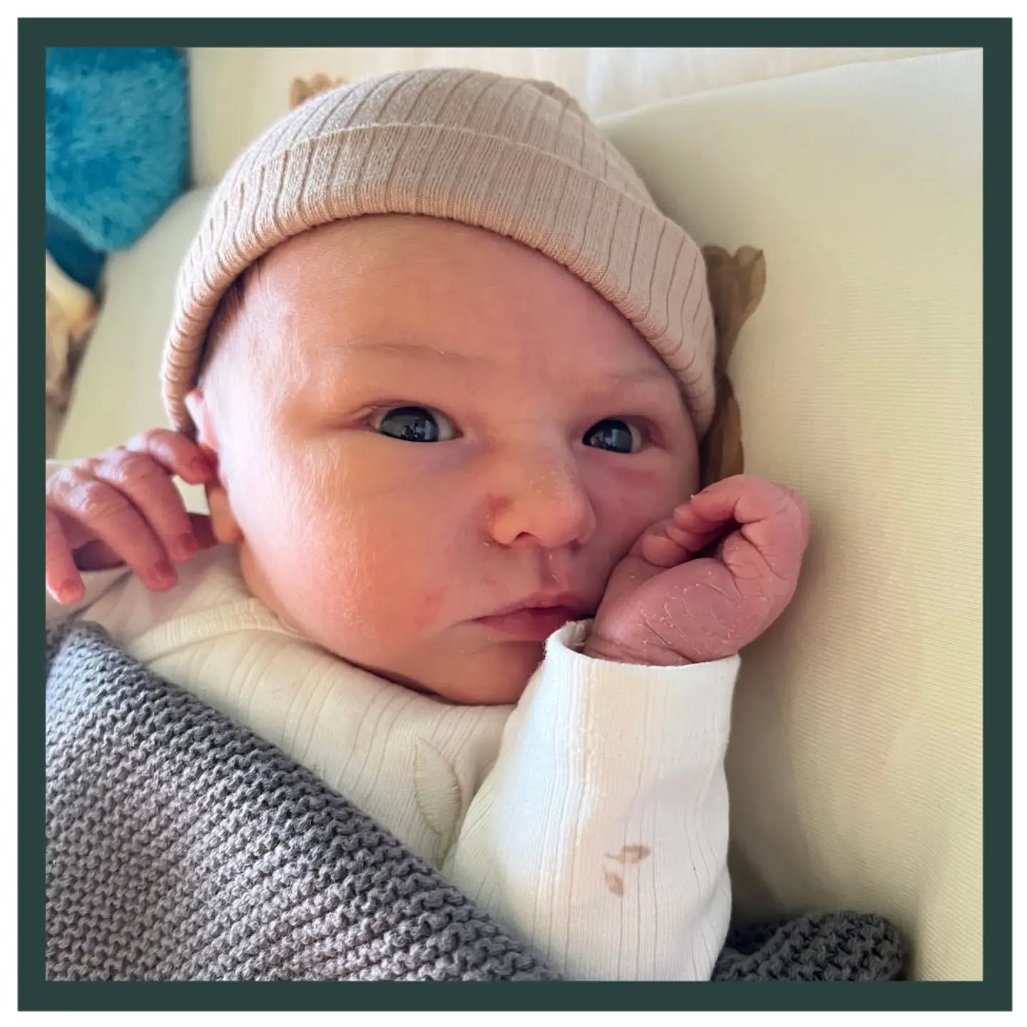 WELKOM MIKA! 💙
Dit lieve ventje werd geboren op 29-6-2026. Hij stelde het geduld van zijn papa en mama op de proef en wachtte tot 41 weken en 4 dagen. 🤭 Hij woog 3795 gram.
Zondagmiddag rond etenstijd voelde Kim de eerste krampen. Begin van de avond belde Jimmy even met Joyce om te overleggen. De weeën waren nog beginnend. Na even afwachten kwam Joyce 's avonds laat voor de eerste keer op huisbezoek. 🚗 Kim had 3 centimeter en deed het onwijs goed! De ontsluiting viel een beetje tegen voor Kim, maar ze herpakte zich en liet zich niet gek maken. Ze wilde graag nog even thuis afwachten samen, dus Joyce trok zich nog even terug. 2 uur later belde Jimmy om te vragen of Joyce weer wilde langskomen. 📞 De weeën werden nu echt pittig en moeilijk op te vangen. Gelukkig dit keer fijner nieuws! De ontsluiting was heel goed vooruit gegaan en met 6 centimeter was het een goed moment om samen richting het kraamhotel te vertrekken. Bij aankomst ging Kim in het bevalbad, wat verlichting gaf en haar hielp om de weeën goed op te vangen. 🛁 Al snel voelde Kim de druk langzaam toenemen. In bad braken de vliezen en zagen we dat kleine Mika in het vruchtwater had gepoept. Voor alle zekerheid gingen we daarom voor het laatste stukje naar de verloskamers. Dat was maar van korte duur, want Mika had ineens haast! Slechts 10 minuten nadat we op de verloskamers waren werd er een prachtig kereltje geboren! 🥰
Lieve Kim & Jimmy, wat hebben jullie dit knap gedaan samen! We wensen jullie heel veel geluk samen! Veel liefs, team LEV. 🤎
#bevalling #geboorte #verloskundige #babyboy #welkomkleintje