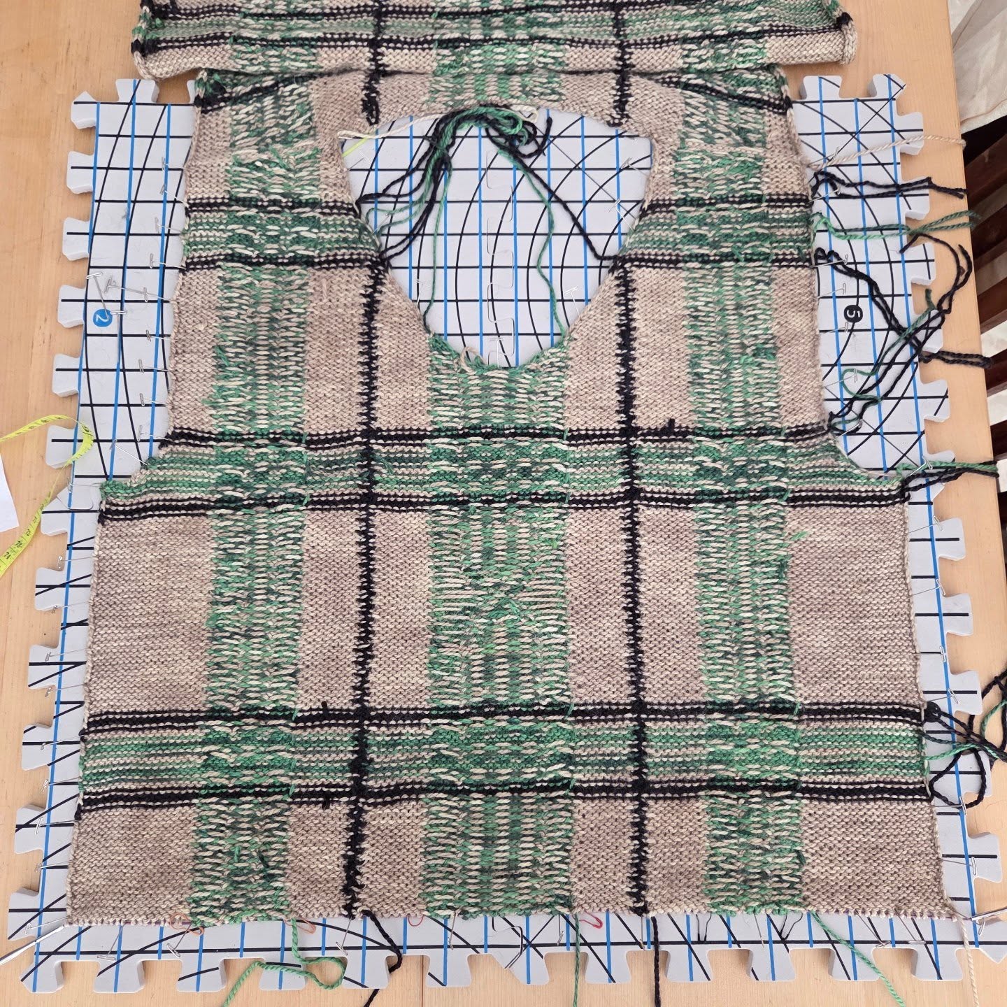 Front is in blocking, so I can now concentrate on getting the hand-spun yarn ready for the ribbing!
We're almost there 🥳
#knitofthedragon #blockingknits #vestknitting #movingstillvest #colorworkknitting