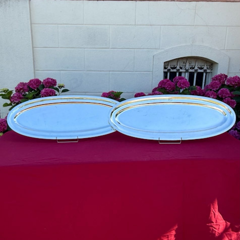 Christofle paire de grands plats à poisson ( torpilleurs ) en métal argenté.
Fins Monogrammes RG .
Longueur : 90 cm
Largeur : 33 cm
Poids d’un plateau : 3kg700
Poinçon Christofle et poinçon au cavalier permettant de dater ces plateaux entre 1935 et 1953 .
Bel état belle brillance , ils sont passés au polissage retrouver leur brillance mais je précise qu’ils persistent quelques rayures et taches d’usages .
Les dimensions sont exceptionnelles bien souvent les torpilleurs font 70 cm là nous avons une belle envergure.
🛒 prix et disponibilité dans la boutique en ligne .
#argenterie #christofle #platapoisson #torpilleur #artdelatable🍽
