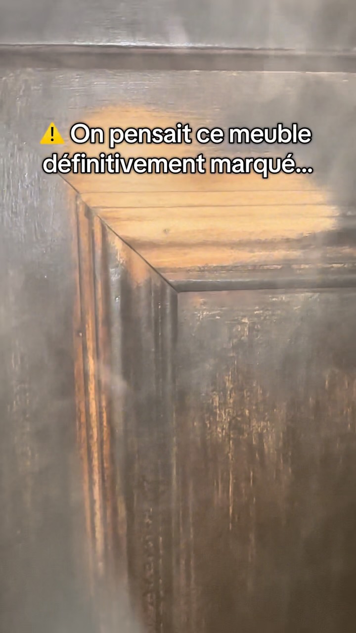 On pensait que ce meuble était définitivement marqué… et pourtant ✨
Petit à petit, le bois a révélé toute sa beauté. Comme quoi, certains meubles méritent vraiment une seconde chance 🤎
Vous l’auriez restauré ou jeté ?