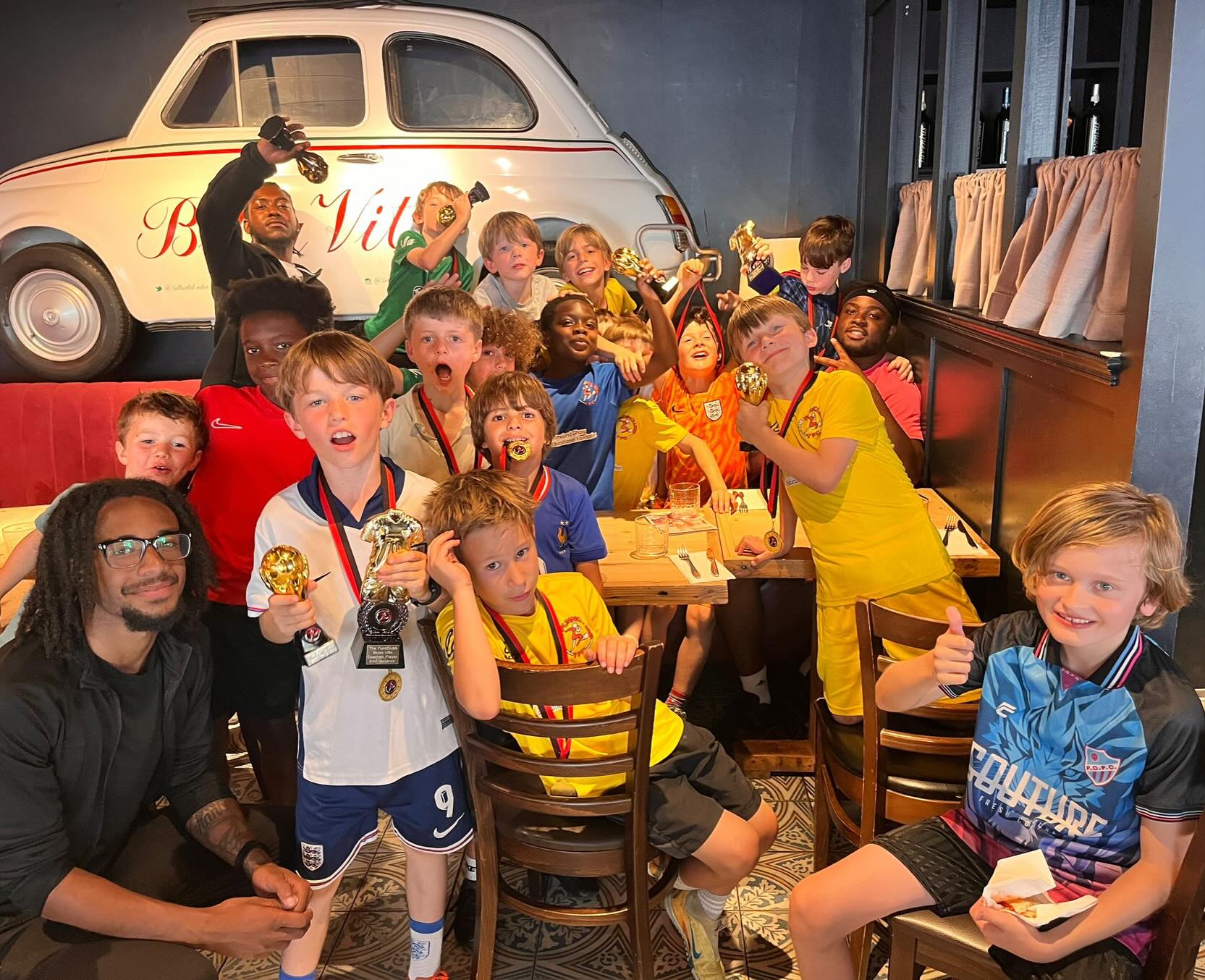 What a way to finish the season! 🙌
From the park to pizza at Bella Vita, today was all about celebrating this amazing group of kids.
So proud of how hard everyone worked this year, every player walked away with a trophy to prove it! 🥇
Big thanks to the coaches, parents for making the awards afternoon so special.
We will be spotlighting our individual award winners (Most Improved, Coach’s Player, and Player of the Season) later this week, so keep an eye on our page!
Thanks @eleleague
#YouthSports #FootballFamily #EndofSeason #AwardsNight LondonFields Football