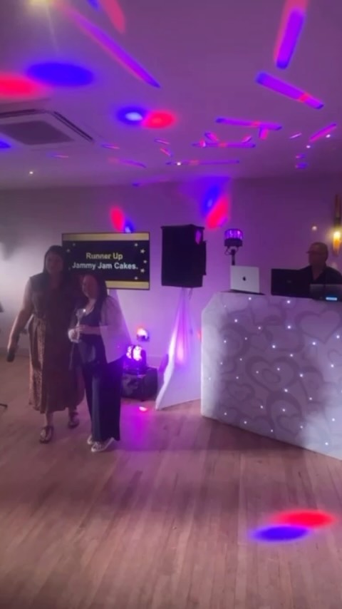 My hubby captured my award at the Best of Welsh Business Awards. Thank you again for all the votes.
#welshbusinesswomen #welshbusiness #waleswedding #awardwinningcakedesigner #northwalescakes