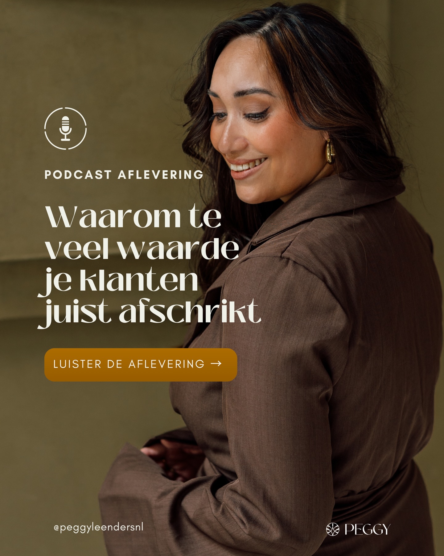 Meer waarde maakt je aanbod niet altijd waardevoller.
Soms maakt het je aanbod vooral zwaarder.
Nog een bonus.
Nog een video.
Nog een werkboek.
Nog een Q&A.
Vanuit de gedachte:
“Dan kunnen ze het toch niet níet kopen?”
Maar vaak gebeurt het tegenovergestelde.
Je klant voelt geen opluchting, maar druk.
Ze denkt niet: dit helpt mij.
Ze denkt: waar moet ik beginnen?
Een sterk aanbod draait niet om méér toevoegen.
Het draait om helder kiezen.
Wat heeft je klant écht nodig om van A naar B te komen?
En wat is eigenlijk ruis?
In deze aflevering neem ik je mee in de fout die veel ondernemers maken bij het bouwen van hun online aanbod:
denken dat meer altijd beter is.
🎧 Link naar de podcast staat in mijn bio.
Wil je sparren over jouw aanbod? Stuur me een DM.
Of duik in Profitable Program Suite.