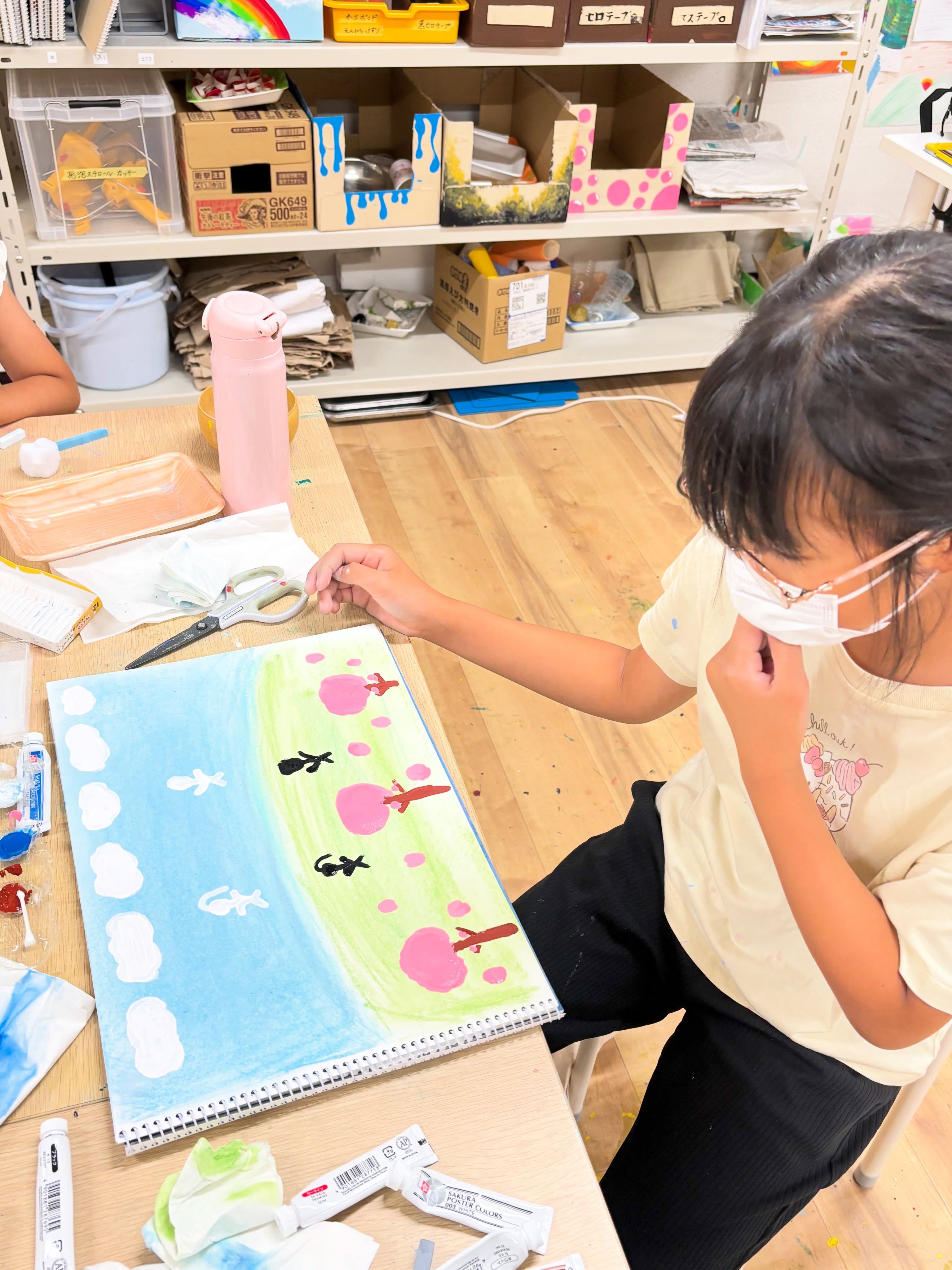 風景画を描こう🖼️ スタンピングというスポンジを使った技法を織り交ぜて雲のある風景を制作😊
青空や夕焼けなど、各自が自分にとって印象的な景色を思い浮かべながら楽しんでいました👍
7月スタートの木曜日クラスも会員募集中です!
見学・体験もお気軽にお問い合わせください😌
#アート教育 #steam教育 #子どもの習い事 #鳥取市