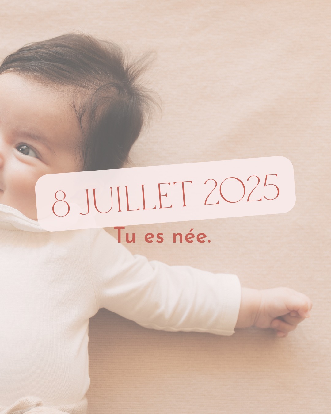 8 juillet 2025.
Tu es née, toute petite, pleine de cheveux, 3 poussées, comme une fusée.
Et tu as tout bouleversé. Mes certitudes, mes connaissances, t'as fait bouger les limites, et rebattu les cartes.
⚡
Aujourd'hui Éléonore a 1 an, et je repense à mon propre 4e trimestre (voir même à ces 12 derniers mois). A cette période où je découvrais mon corps différent, mes émotions à fleur de peau, ma nouvelle identité de mère.
Ce que j'aurais aimé qu'on me dise à moi 👇 ou qu'on me répète pour que je l'entende :
🌸 Que c'était normal de pleurer sans raison (merci les copines de partager les mouchoirs)
🌸 Que mon corps méritait plus de repos que je ne pensais (dès le retour de la maternité je n'ai pas arrêté..)
🌸 Que demander de l'aide n'était pas un échec (et j'ai tardé à en demander)
🌸 Qu'on peut ne pas aimer follement son bébé ET se sentir perdue tout le temps. Si vous saviez...
Les cordonniers les moins bien chaussés ! A l'image de ma grossesse compliquée mon post partum fut une chouette descente dans les abîmes de la dépression. Tous les doutes m'ont assaillie, toutes les peurs gentiment domptées sont revenues. Bien sûr j'ai vrillé. Evidemment j'avais des clefs que je n'ai pas utilisées.
Maintenant je sais vous dire que c'est OK.
C'est aussi pour ça que je fais ce métier — pour être la personne que j'aurais aimé avoir près de moi à l'époque 🤍
Bon anniversaire mon Éléonore <3