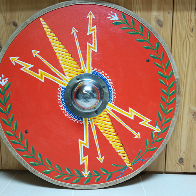 Bouclier romain Parma – À vendre
Reproduction artisanale d'un bouclier romain de type parma, inspiré des unités légères de l'armée romaine (velites). Réalisé sur mesure par @resbellica, artisans de qualité spécialisés dans la reconstitution historique, ce modèle est proposé à l'état neuf.
Caractéristiques :
• Diamètre : 80 cm
• Poids : 6 kg
• Structure en bois
• Revêtement en cuir et tissu
• Umbo en fer poli
• Décor peint à la main
• Poignée, lanière et cerclage en cuir véritable
Idéal pour : reconstitution historique, combat et entraînement, GN, collection ou décoration. Prix sur demande en message privé.
#imperiumanticum #reconstitutionhistorique #romeantique #romanarmy #livinghistory #reenactment