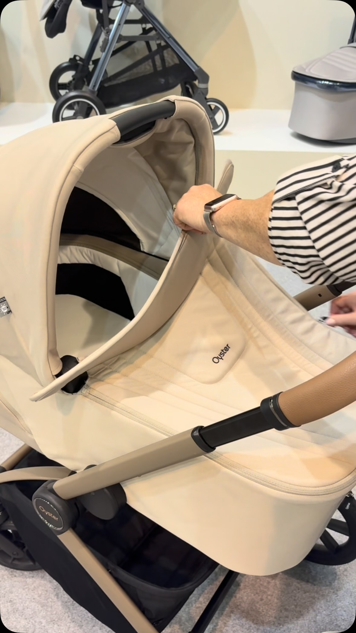 Summer ready with the Oyster Vee ☀️
With ventilation panels on the carrycot body and hood and a built in sun shade for extra coverage
@babystyleuk @oysterstrolleruk
#babystyleuk #oysteruk #oystervee #sun #baby