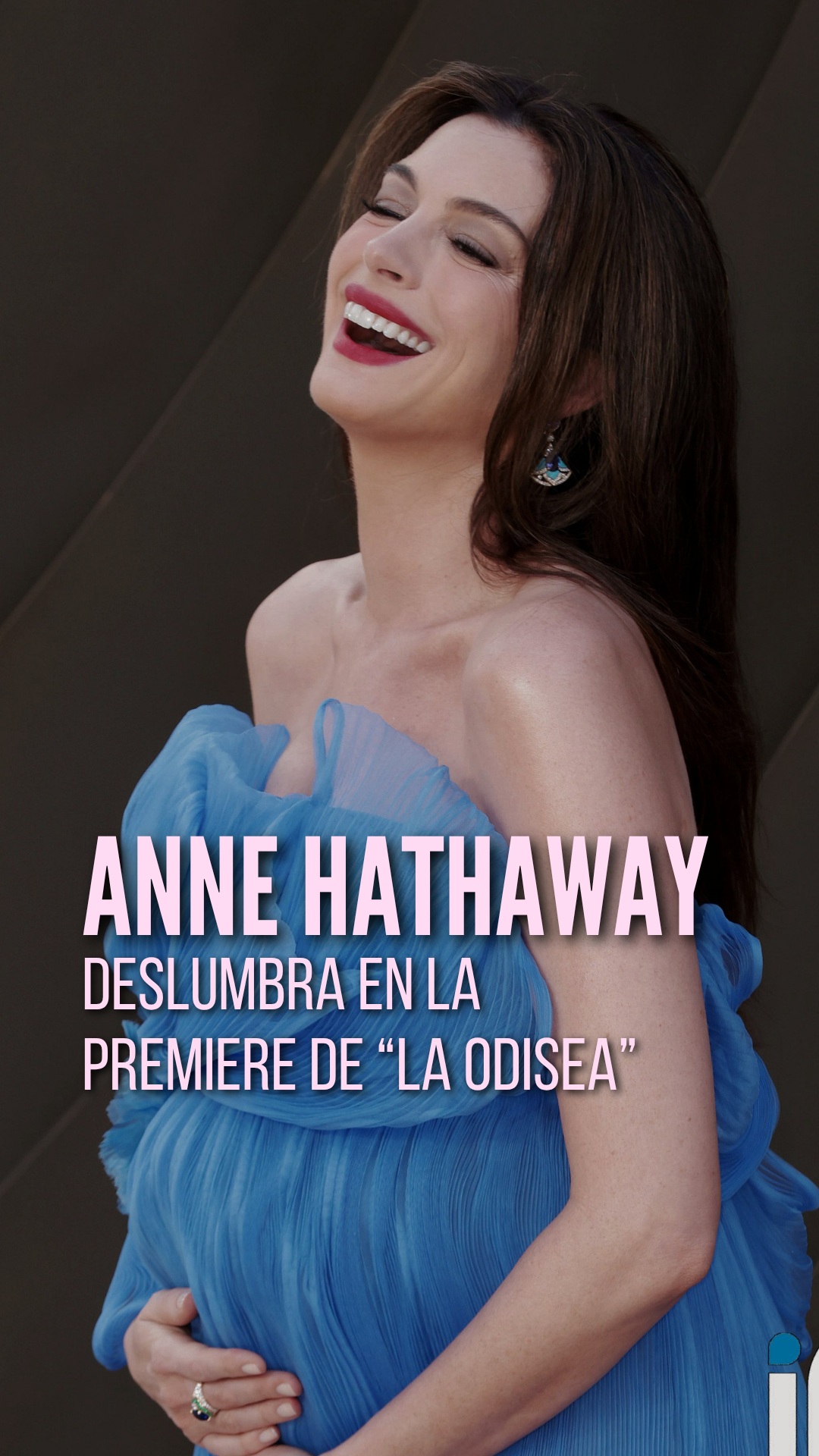 Anne Hathaway deslumbró con un vaporoso vestido azul para la premiere de "La Odisea" en Londres, completamente feliz posando con su pancita de embarazo.
#LaOdisea #TheOdyssey #AnneHathaway