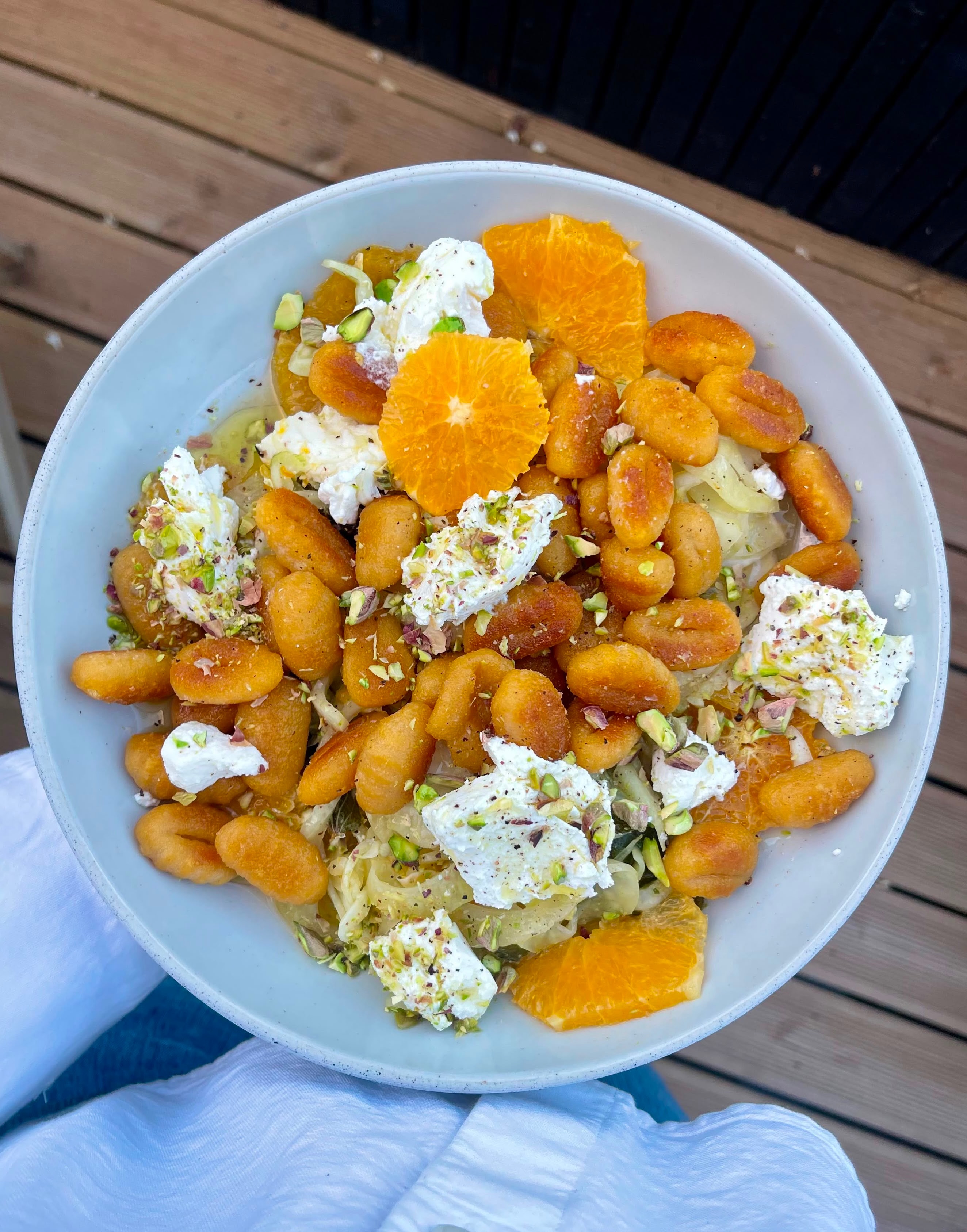 Sinner is keeping us all dreaming of another Italian Wimbledon, so the only colour we care about right now is orange 🍊
This orange, fennel & mint salad with crispy gnocchi is the perfect thing to make in this heat (if he wins - for the match tomorrow). Crisp and crunchy fennel, marinated in orange, lemon and mint, then tossed through crispy Sunny & Luna Cauliflower Gnocchi. Topped with ricotta and a scatter of pistachios, this recipe is sharp, creamy and deeply satisfying.
And heatwave bonus - it only requires 5 minutes of cooking over the hob, and absolutely no turning on the oven!
Orange and Fennel Gnocchi Summer Salad
Serves 2 | 15 minutes
What you’ll need:
*Sunny & Luna Cauliflower Gnocchi
*1 fennel bulb
*2 large oranges (1 juiced, 1 sliced)
*1 lemon, juiced (to taste)
*A handful of pistachios, shelled and roughly chopped
*Fresh mint leaves
*Extra virgin olive oil
*Avocado oil, for frying
*Ricotta or mozzarella, to serve
*Salt and pepper
Method:
👉 Slice the fennel thinly, ideally with a mandolin. Add to a large bowl with the orange juice, lemon juice (to taste), salt, pepper, mint leaves, and a big glug of EVOO. Give it a good stir - hands work best - and leave to marinate.
👉 Slice the remaining orange into thin circles and roughly chop the pistachios.
👉 Fry the Sunny & Luna Cauliflower Gnocchi in avocado oil until crisp and golden. (We used @omegapressery oil to give it that extra crisp
👉 Add the orange segments and pistachios to the marinated fennel, then fold through the gnocchi last, so it doesn’t sit and soak up too much juice.
👉 Arrange on a plate, dollop over ricotta or mozzarella, finish with more EVOO, salt, pepper, and a scatter of pistachios.