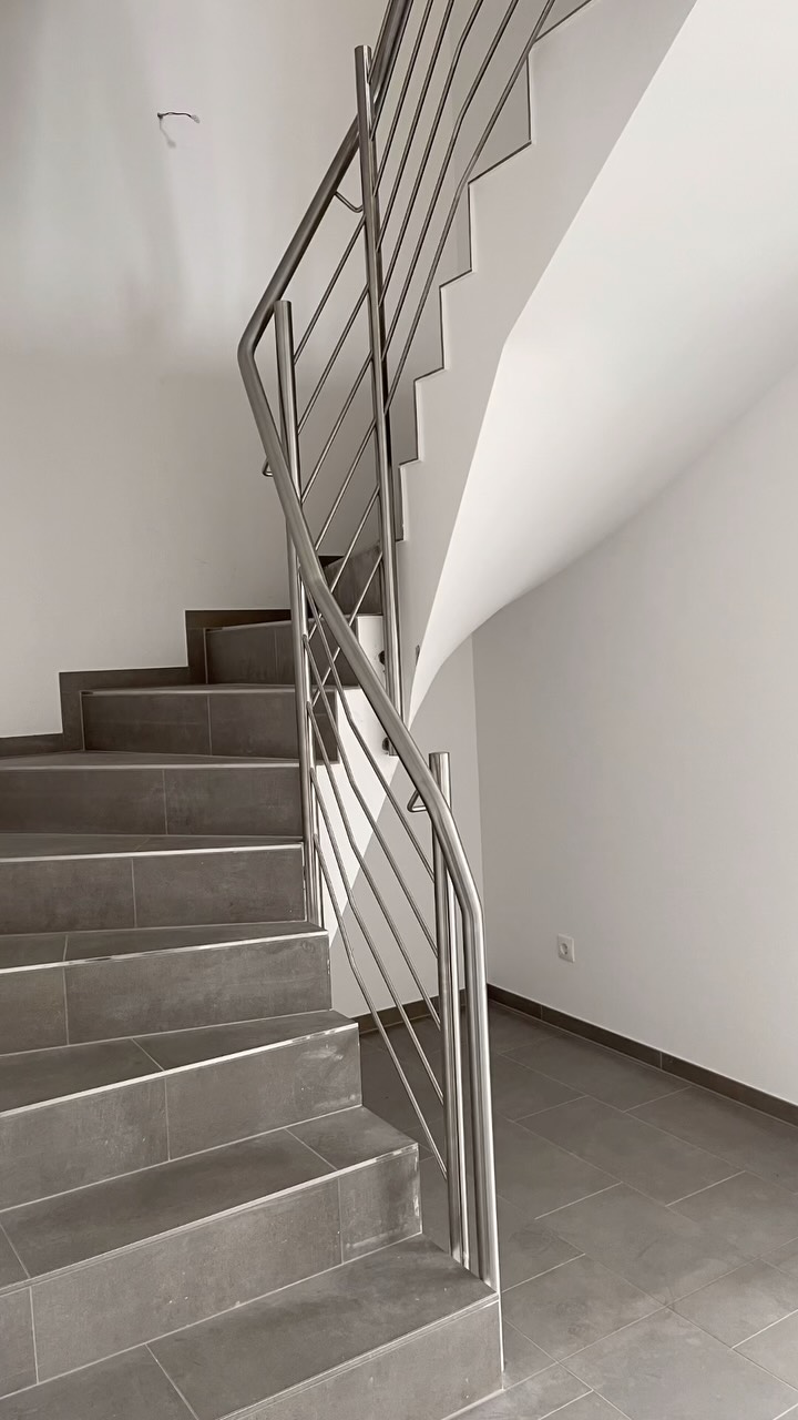Enge Platzverhältnisse? Kein Problem. 💪
Dieses Edelstahlgeländer wurde an einer Betontreppe mit einem sehr engen Treppenauge montiert – eine Aufgabe, die präzises Aufmaß, saubere Planung und millimetergenaue Ausführung verlangte.
Das Ergebnis spricht für sich: hochwertig, sicher und passgenau.#handmade #metallbau #betontreppe #treppengeländer #treppenbau