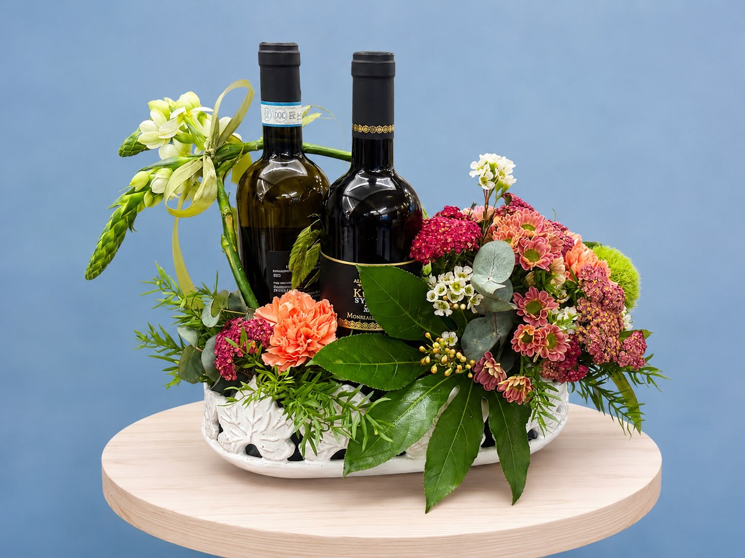 “Un regalo che unisce eleganza e gusto: una raffinata composizione floreale con selezione di vini, realizzata a mano per rendere speciale ogni occasione. 🌸🍷✨
Per info : tel 3357855923 /3429879048
#SaverioMotisi #FioristaPalermo #FlowerDesign #RegaliEleganti #ComposizioniFloreali GiftIdea WineLovers FioriEFantasia Palermo MadeWithLove