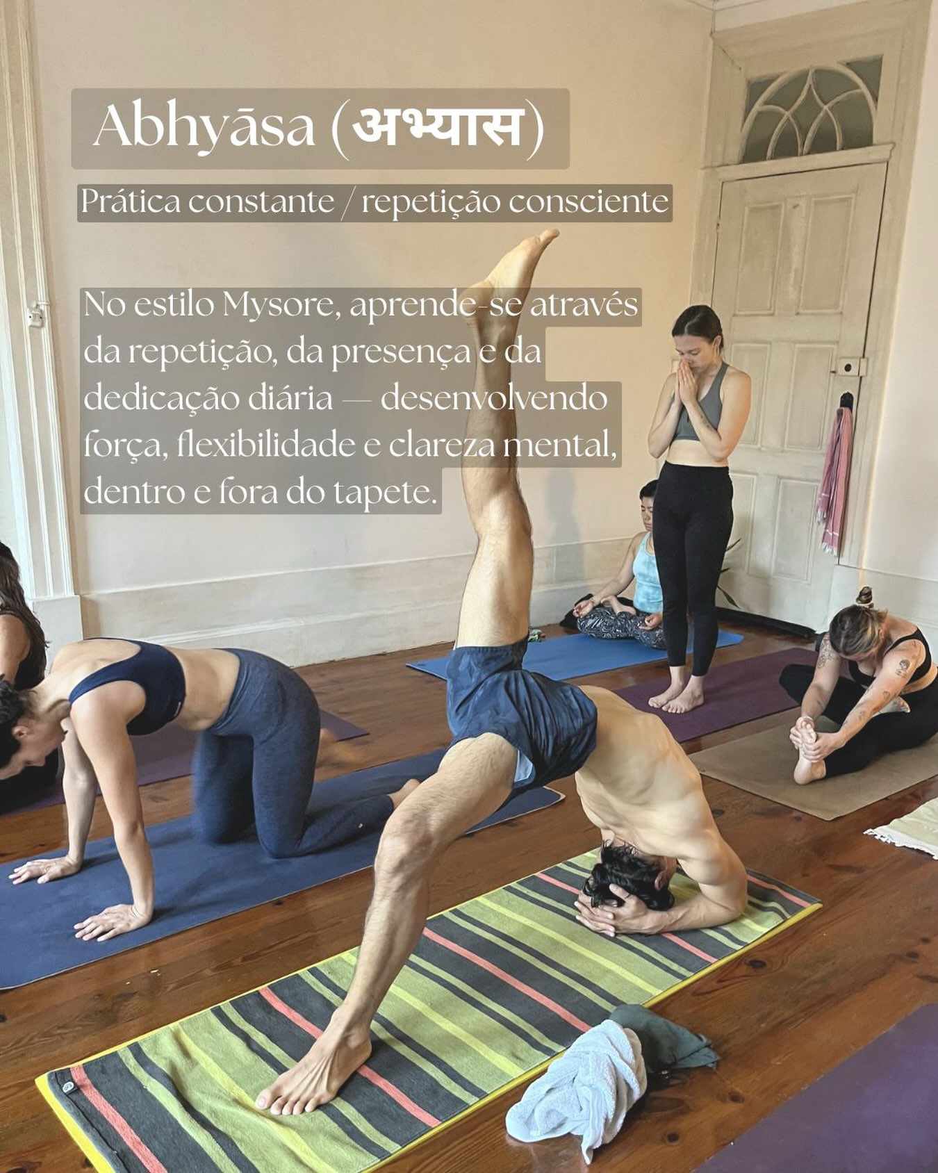 Abhyāsa (अभ्यास) significa prática constante.
No Yoga, a transformação não acontece de um dia para o outro. Ela nasce da decisão de voltar ao tapete, repetidamente, com presença e dedicação.
Abhyāsa não é praticar mais. É praticar com regularidade.
Há dias em que o corpo está leve. Outros em que parece pesado. Há dias de força e dias de resistência. Ainda assim, continuamos.
Porque o verdadeiro progresso não está apenas nas posturas que conquistamos, mas na relação que construímos com a prática.
É na constância, mais do que na perfeição, que o Yoga revela o seu potencial.
Vem praticar connosco. 🌿
Ashtanga Yoga Porto
#ashtangayoga #abhyasa #yogaporto #ashtangayogacommunity #practiceandalliscoming