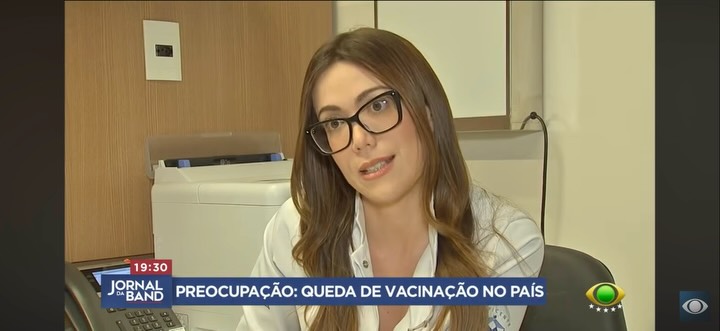 🎥 Em colaboração para o Jornal da Band de hoje, conversamos sobre a importância da vacinação contra Sarampo.
⚠️Estado de SP já registrou 7 casos confirmados de sarampo em 2026. O sarampo é uma doença potencialmente grave, sem tratamento antiviral específico. Por isso, nossa principal ferramenta contra a doença é a vacinação.
💉 Desde a última quinta-feira (25/6), está recomendada a aplicação da “dose zero” da vacina tríplice viral, que protege contra sarampo, caxumba e rubéola, para bebês de 6 meses a 11 meses e 29 dias, nos municípios de São Paulo e Guarulhos.
Quem mais deve se vacinar?
👶🏻 A primeira dose da vacina tríplice viral deve ser aplicada aos 12 meses de idade.
👧🏻 A segunda dose deve ser aplicada aos 15 meses, preferencialmente com a vacina tetraviral, que protege contra sarampo, caxumba, rubéola e varicela.
👨🏼🦱 Pessoas de 5 a 29 anos devem comprovar duas doses da vacina tríplice viral, com intervalo mínimo de 30 dias entre elas.
👨🏼🦰Pessoas de 30 a 59 anos devem comprovar uma dose da vacina tríplice viral.
🧑🏻⚕️🏥 Trabalhadores da saúde devem comprovar duas doses da vacina tríplice viral, independentemente da idade.
Procure a UBS mais próxima de sua casa e atualize seu cartão de vacinas! Proteja-se! 😉
#vacinação #sarampo #prevenção #saúdepública #sus