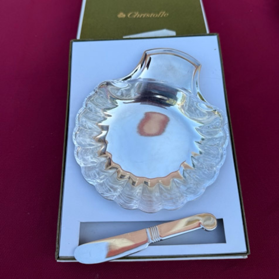 Christofle beurrier coquille en métal argenté avec son intérieur cristal et son couteau.
Dans sa boîte d’origine .
Ø : 11,5 cm
Longueur : 13 cm
Couteau : longueur 10 cm
En parfait état ( proche du neuf ) poinçon Christofle au revers .
🛒 prix et disponibilité dans la boutique en ligne .
#beurrier #argenterie #christofle #artdelatable #misslittlebottle