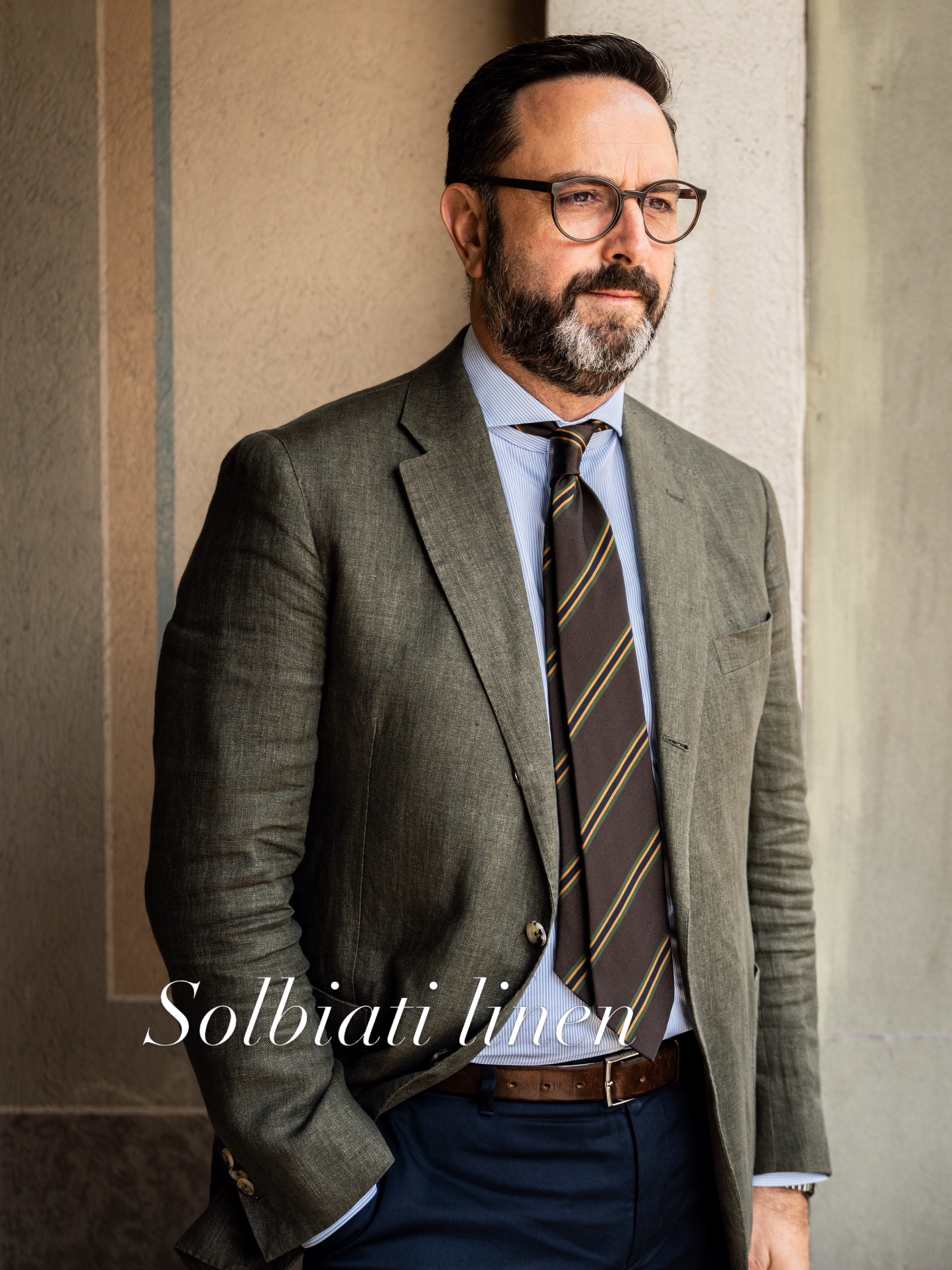 SOLBIATI
Leinen in seiner schönsten Form
Seit 1874 steht Solbiati für italienische Leinenkunst auf höchstem Niveau.
Feinster europäischer Flachs, weiche Struktur, natürliche Eleganz - ein Stoff, der Sommer neu definiert.
Für Hemden, Jacken und leichte Anzüge, die sich luftig tragen und luxuriös anfühlen.
#Solbiati #LoroPiana #Tailoring #tailorjacket