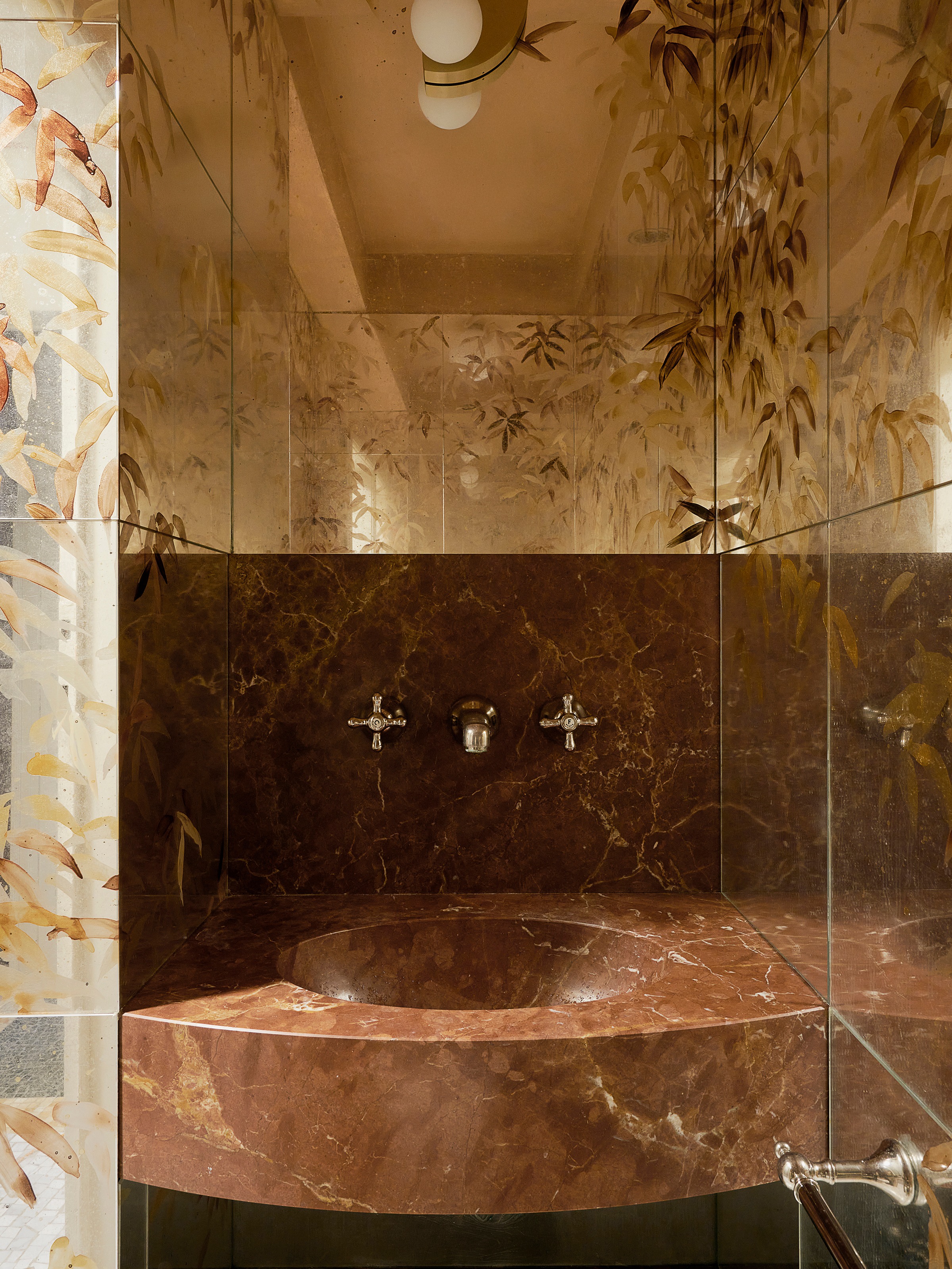 Milano. Dimora privata. Progetto in collaborazione con @elenabellincioni
Qui, l’antica tecnica del verre églomisé incontra la delicatezza della natura.
Un soffio di foglie leggere si posa sullo specchio, creando un gioco di trasparenze e profondità che amplia e illumina lo spazio. Un dettaglio prezioso che trasforma un semplice ambiente in un rifugio di eleganza e quiete.
Scopri, con Pictalab, l’incanto del riflesso.
Photo: @max_pescio
