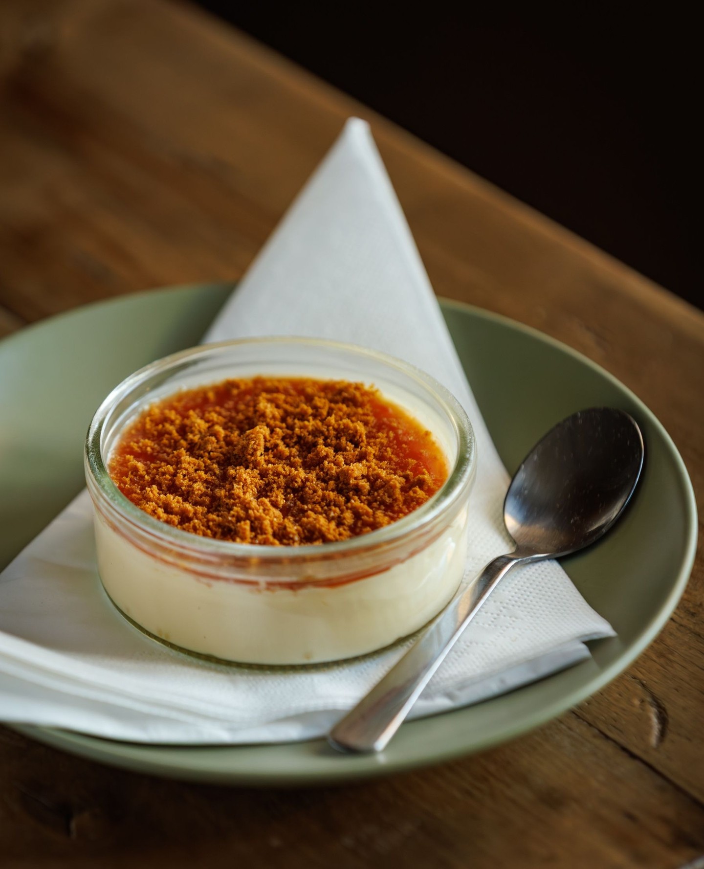 🔥 Verdens mest tilfredsstillende lyd? Knas. Det er alt som skal til.
Det første knekket i karamelltoppen er nesten like viktig som smaken.
Crème brûlée er desserten som får voksne mennesker til å smile som barn.
Og vi forstår dem godt.
Hvor mange på bordet deler dessert... og hvor mange nekter? 😄
Special from the house: Crème brûlée toppet med @biscoff crumble
𝐂𝐈𝐍𝐐𝐔𝐄 𝐓𝐄𝐑𝐑𝐄 𝐓𝐑𝐀𝐓𝐓𝐎𝐑𝐈𝐀 & 𝐂𝐀𝐓𝐄𝐑𝐈𝐍𝐆
𝐅𝐄𝐌 𝐁𝐘𝐄𝐑 - 𝐄𝐧 𝐯𝐞𝐫𝐝𝐞𝐧 𝐚𝐯 𝐬𝐦𝐚𝐤! 🇮🇹
𝐀̊𝐏𝐍𝐈𝐍𝐆𝐒𝐓𝐈𝐃𝐄𝐑
Mandag stengt
Tirsdag - Torsdag 15:30 - 21:30
Fredag - Lørdag 15:30 - 22:00
Søndag 15:30 - 21:30