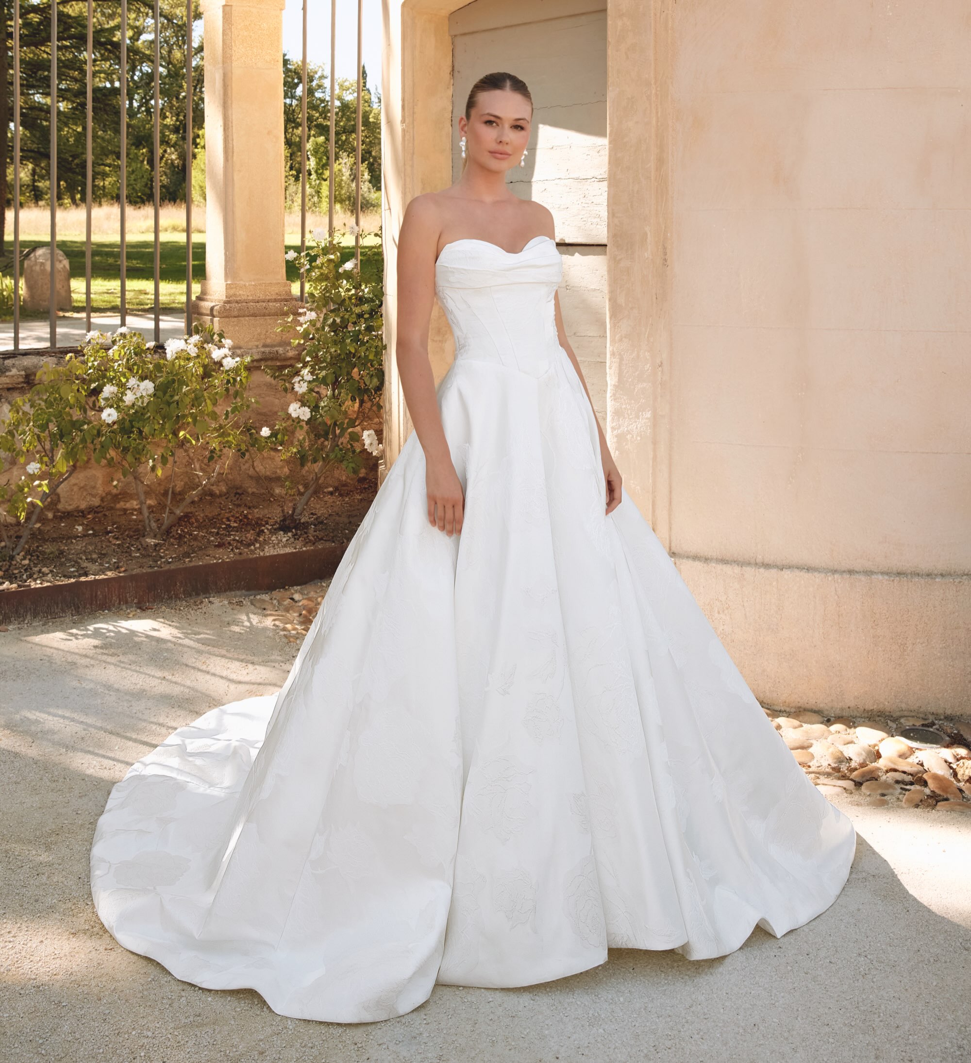 JOY is a new arrival from @sinceritybridal and she’s certainly been bringing joy to our brides 💕
Joy is a strapless satin brocade ballgown with a draped front neckline, a basque waistline and buttons all the way down the back to the end of the train. Oh, and she has pockets too 👏🏻
Book your bridal appointment with us today and add Joy to your try on list xxx
#thebridalloungenewcastleunderlyme #sinceritybridal #brocadeweddingdress #newweddingdress #weddingdresswithpockets